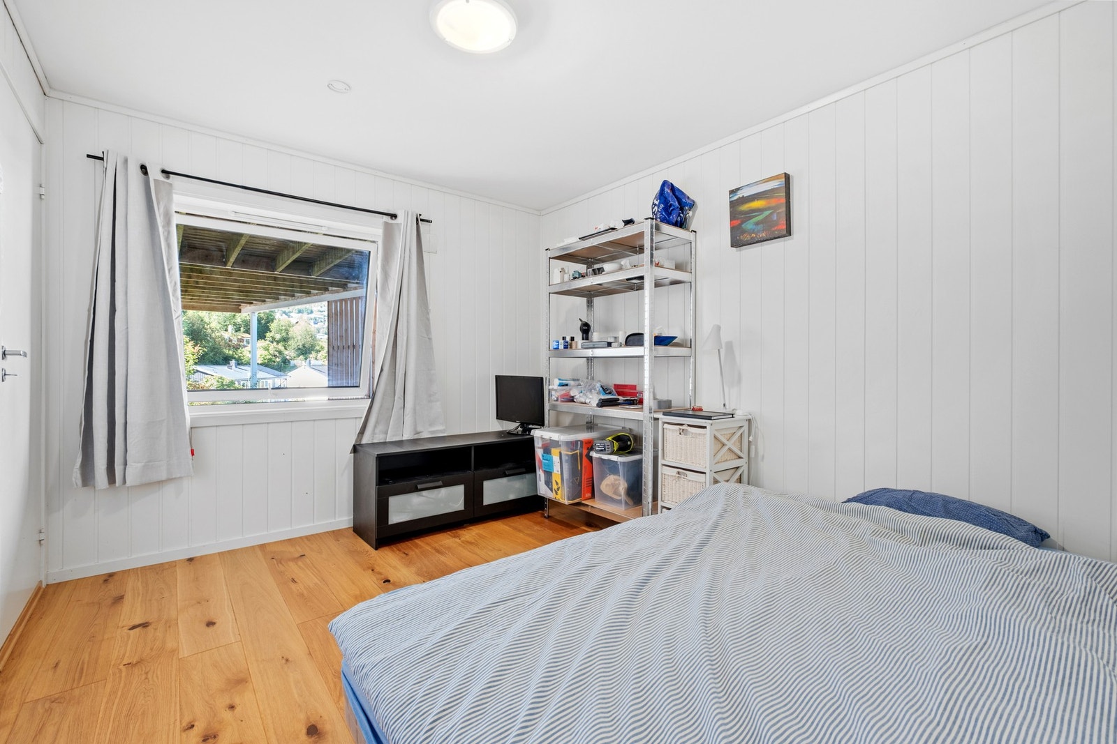 Soverom på 10,5 kvm med egen garderobe. Galleribilde