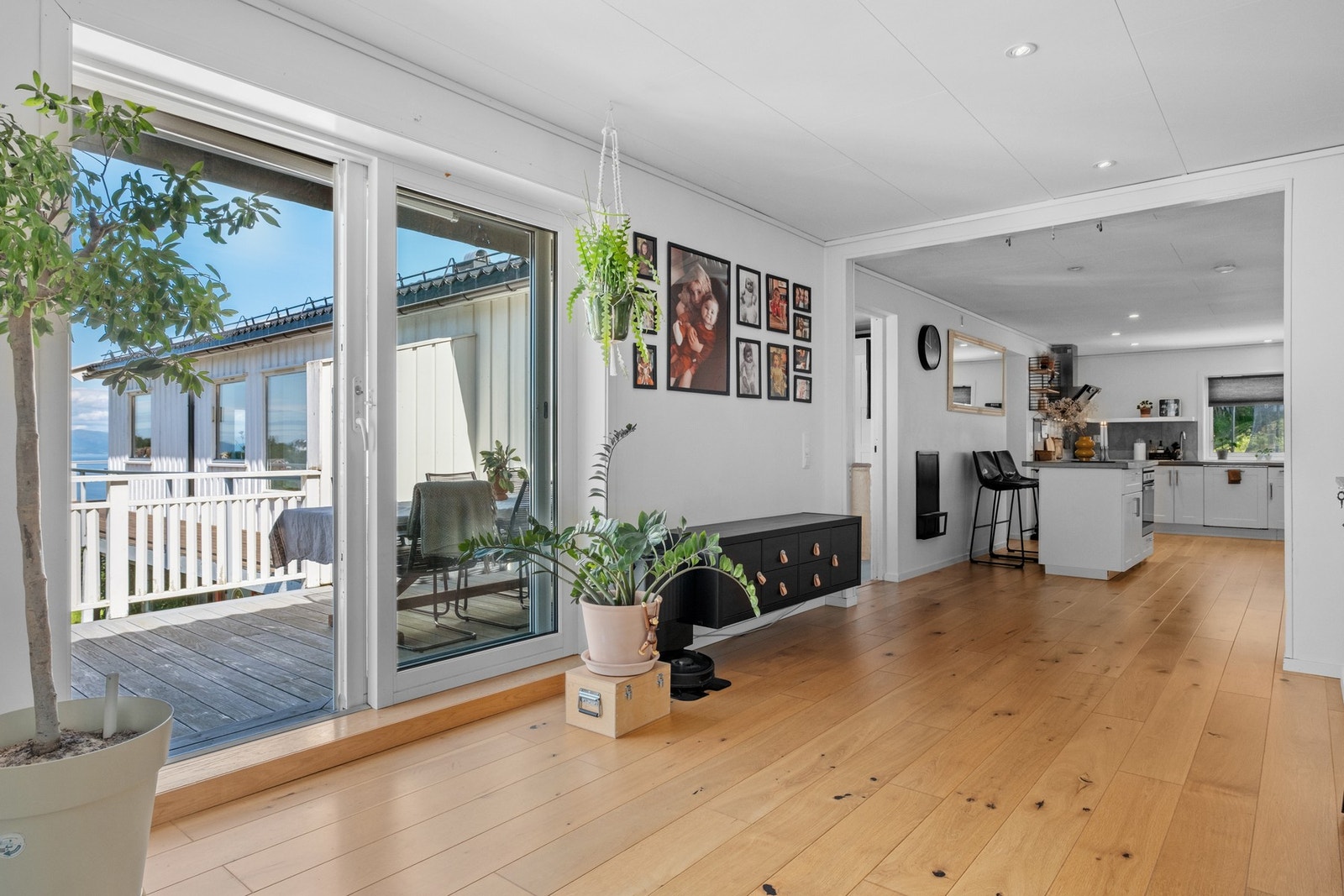 Fra stue har du utgang til solrik terrasse samt delvis åpent mot kjøkken. Galleribilde