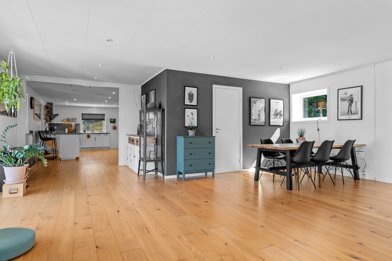 Det er god plass til stort spisebord for hele familien. Galleribilde