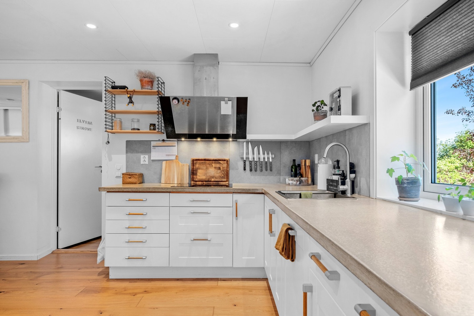 Det er rikelig med både skap- og benkeplass. Galleribilde