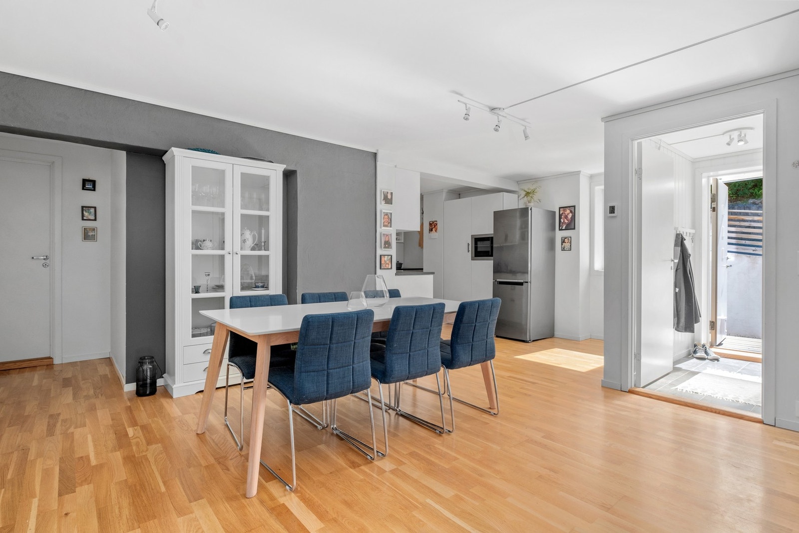 Her er det også god plass til stort spisebord. Galleribilde