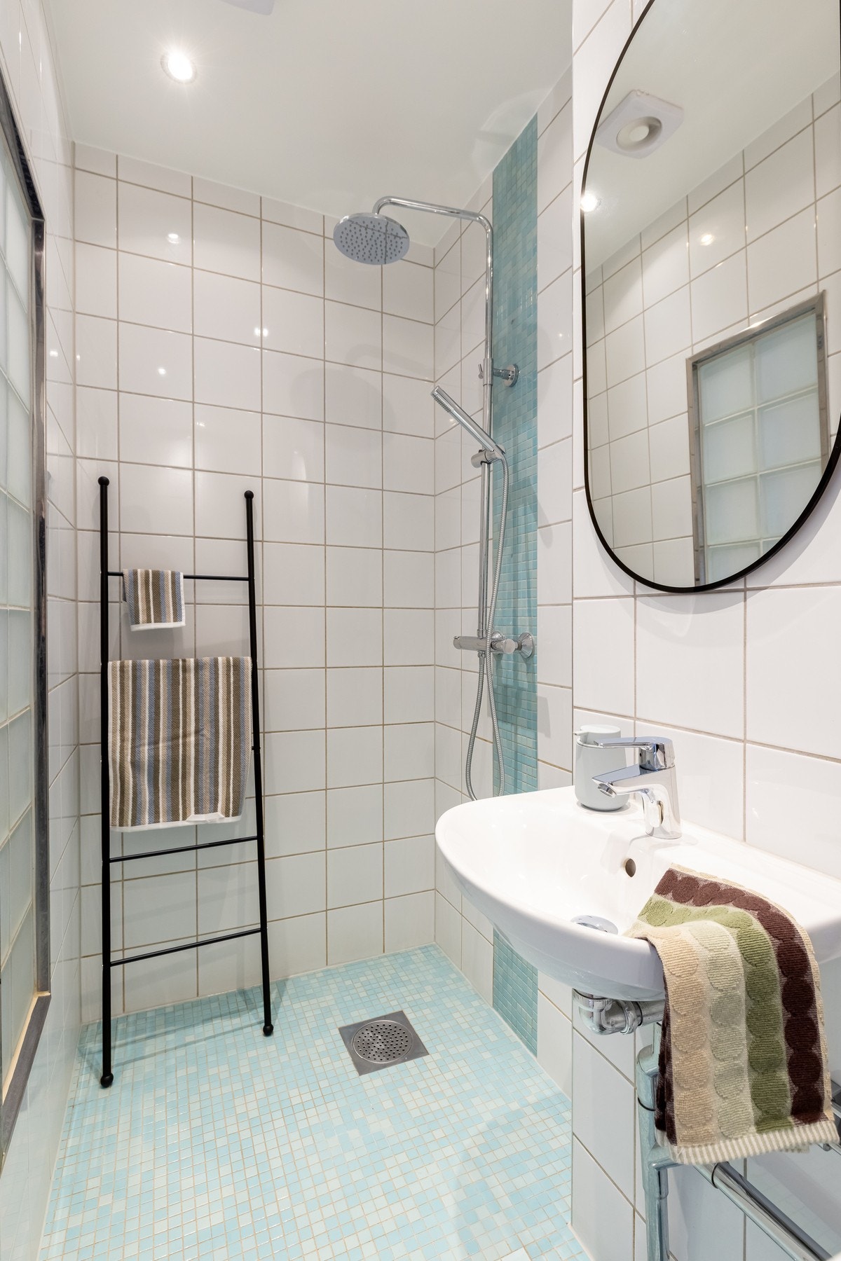 Badet er utstyrt med servant, speil, skap og vegghengt toalett. Galleribilde