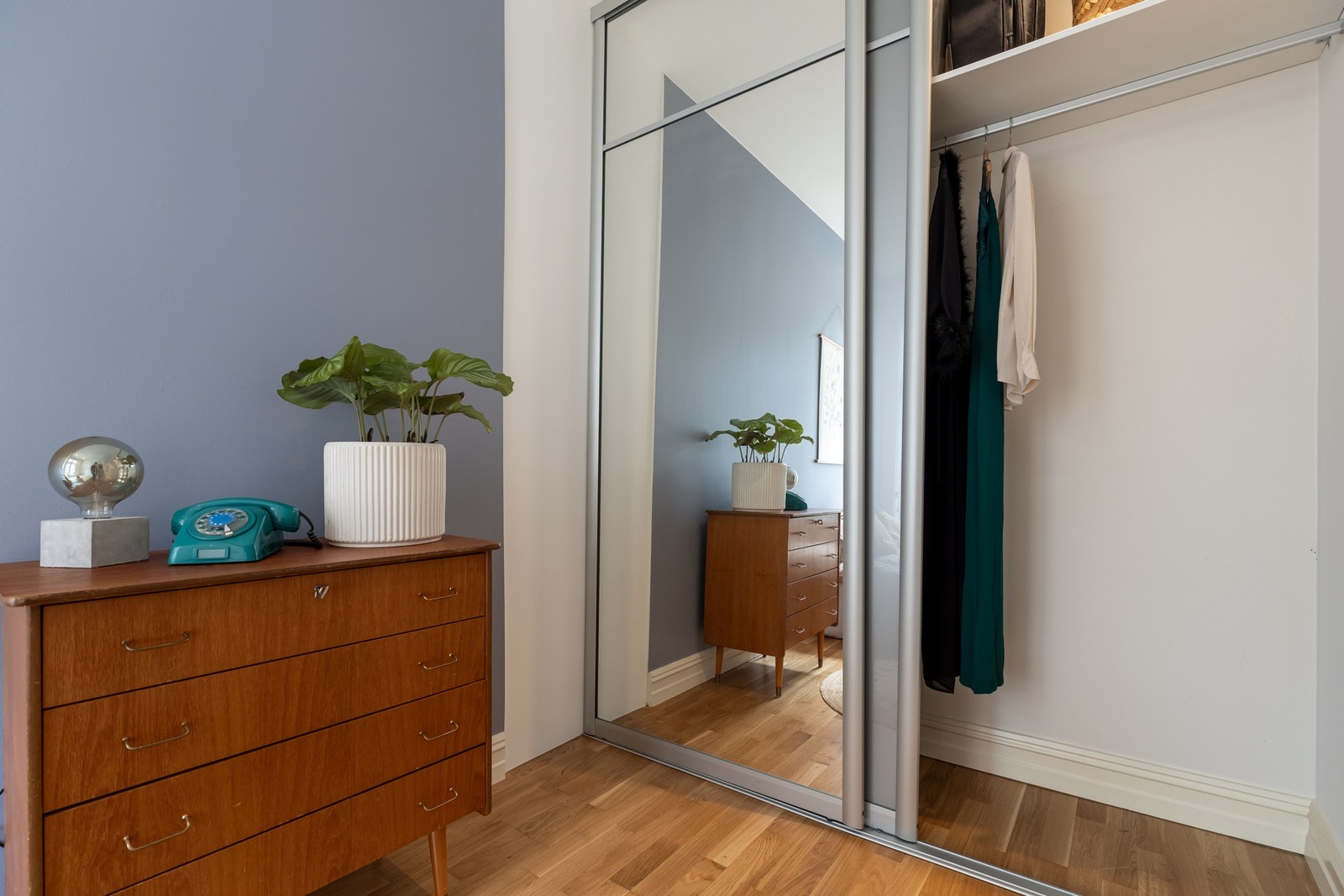 Skyvedørsgarderobe med speilfronter. Galleribilde