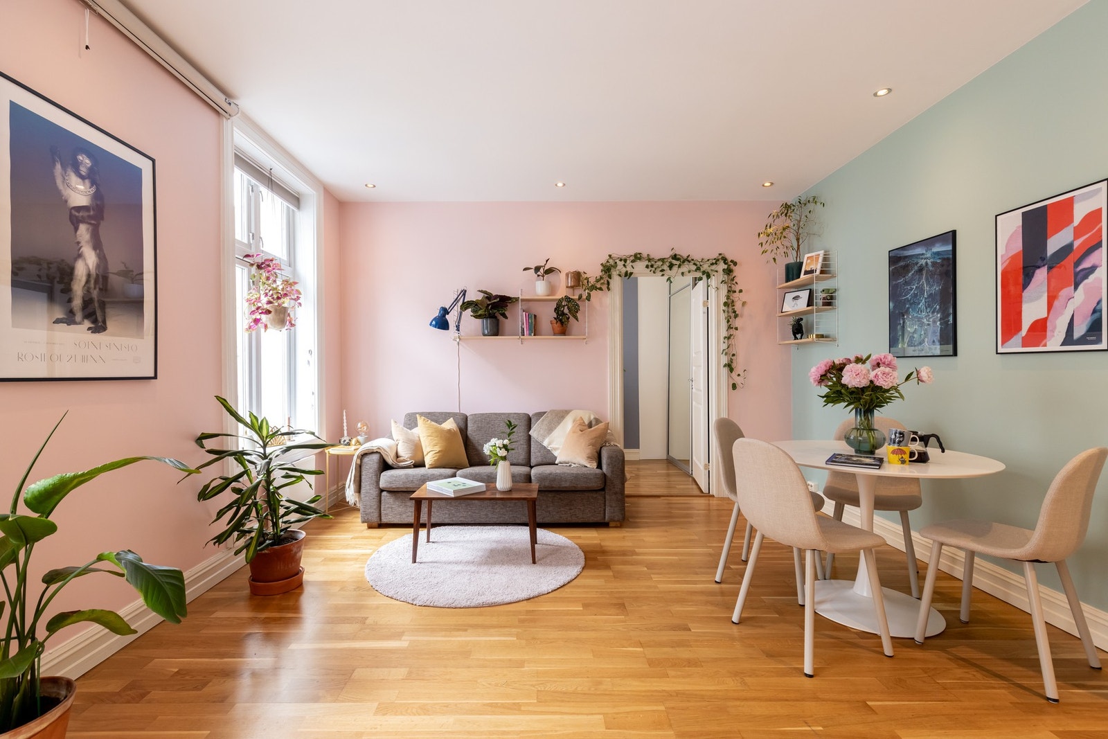 Det er også god plass til spisebordsgruppe hvor du kan invitere venner og familie til hyggelige sammenkomster. Galleribilde