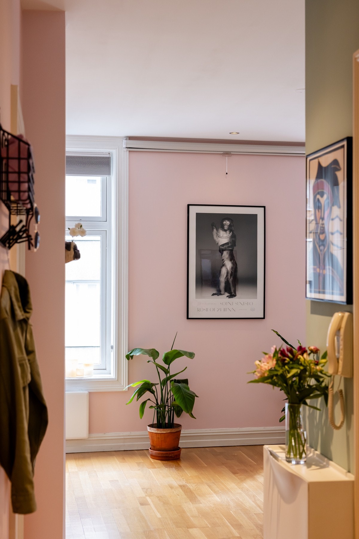 I entreen er det plass til oppheng for yttertøy, skostativ og speil. Galleribilde
