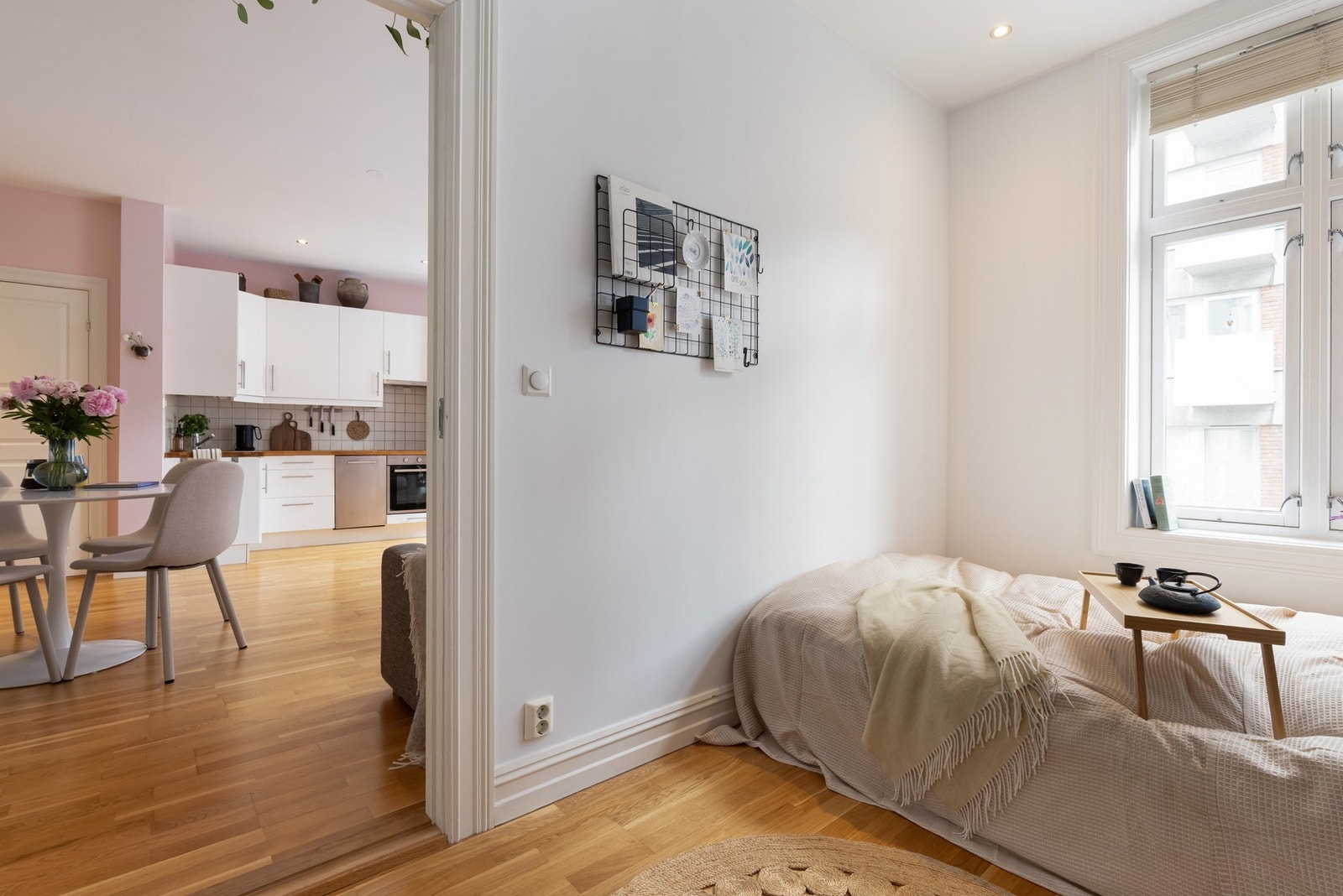 I leiligheten er det to soverom som ligger plassert i hver sin ende av boligen. Galleribilde