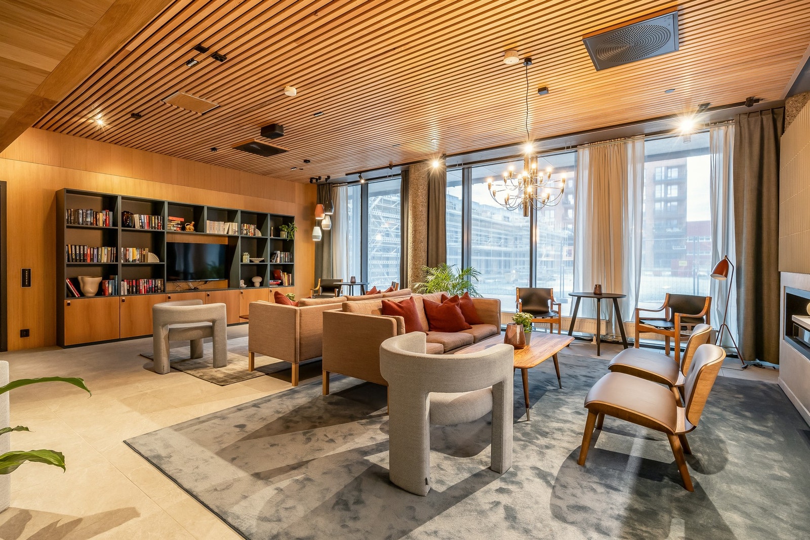 Hyggelig og sosial peisestue like ved resepsjonen. Ekstra tv-stue inn i lokalet med sportssendinger m.m. Galleribilde