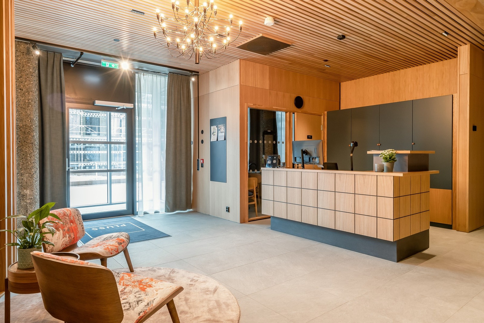 Et sjeldent tilbud med bemannet resepsjon med selskapslokaler, felles tv-stue og sosiale rom, takterrasse, treningsrom m.m. Galleribilde