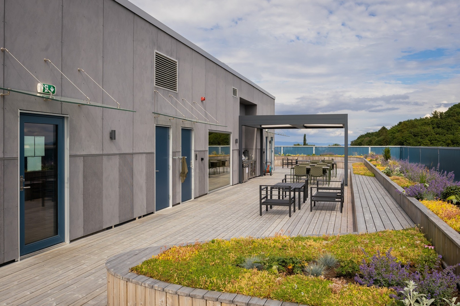 Fantastisk takterrasse rundt toppetasjen på hovedbygget og med tilgang på romslig sittegrupper, utekjøkken, badstu m.m. Galleribilde