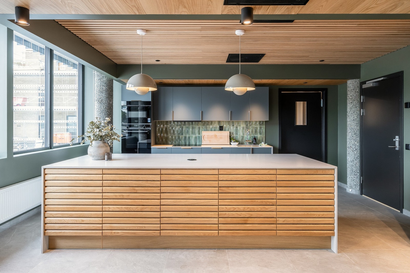 Romslig kjøkken i tilknytning til et stort selskapsrom som kan leies av sameiet. Galleribilde