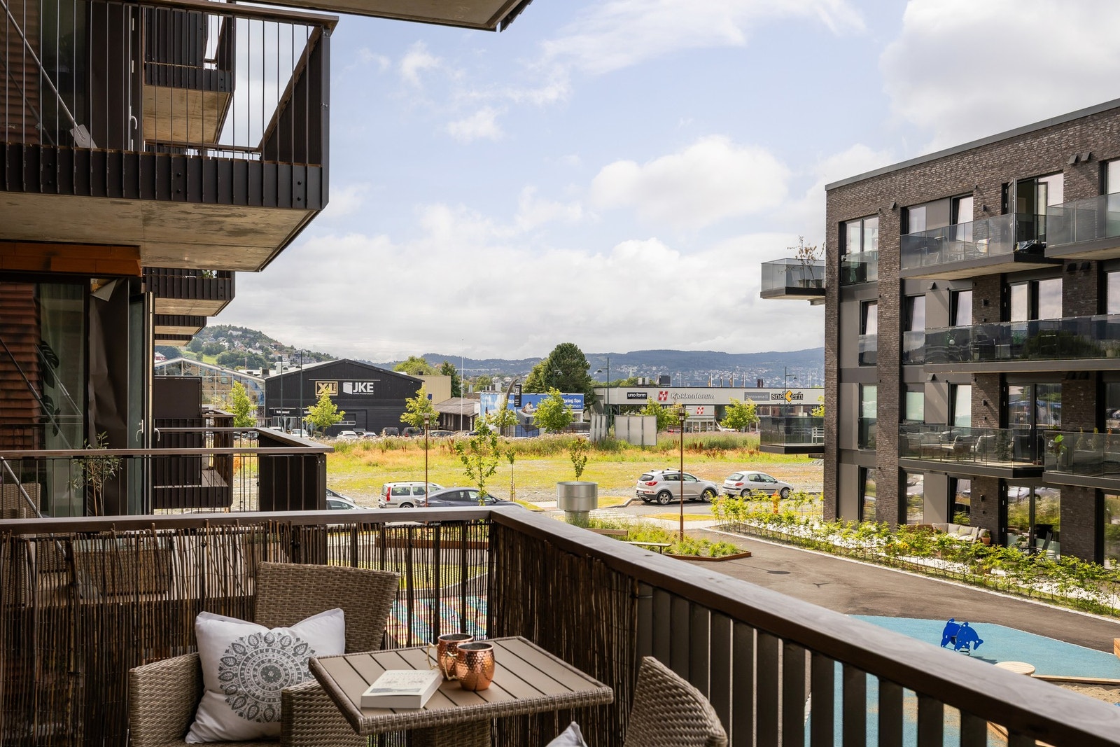 Ypperlig plassering på hjørnet i 2. etasje med god skjerming fra trafikkerte gater. Galleribilde