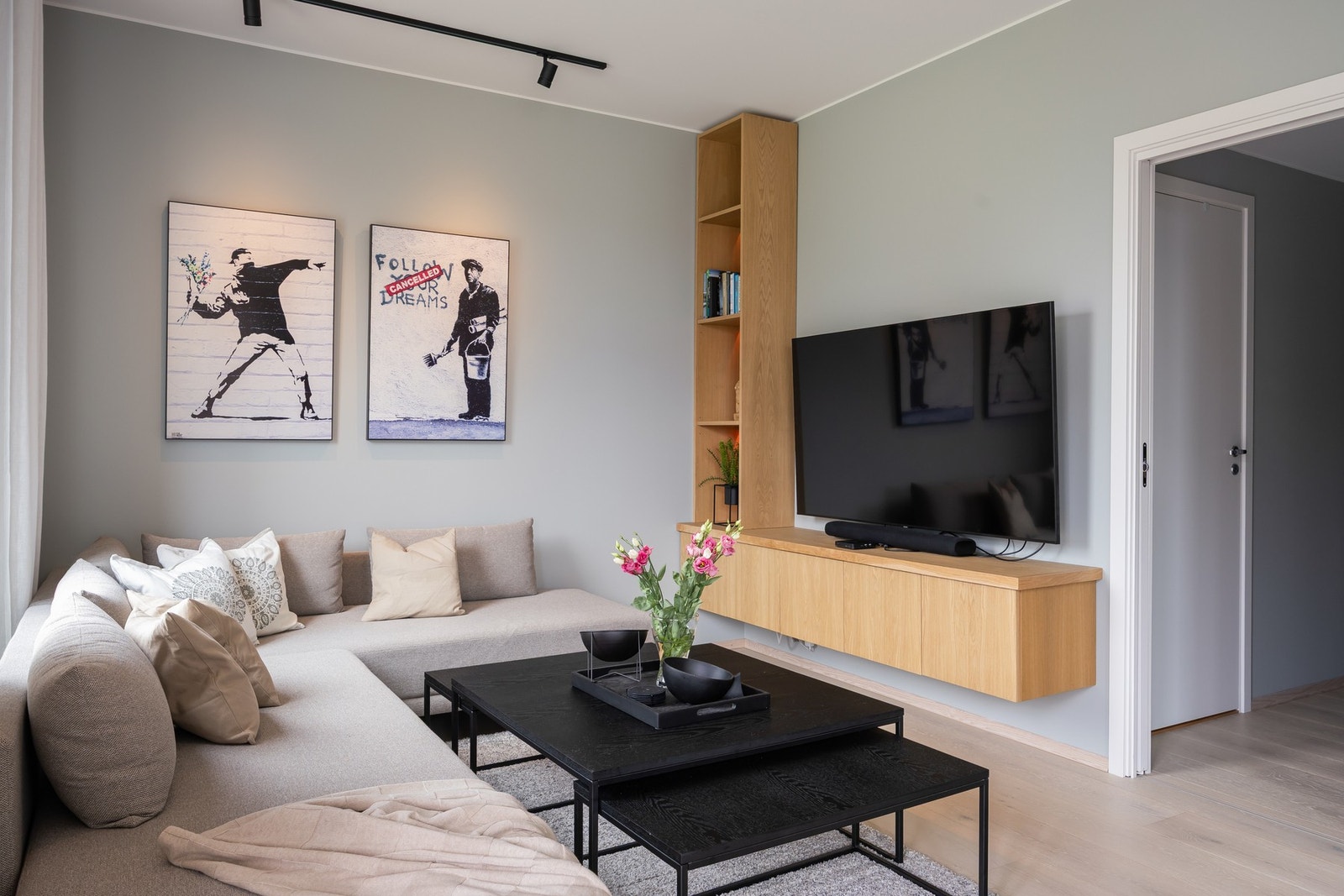 Boligen holder en gjennomgående lekker stil med moderne preg og påkostede løsninger. Galleribilde