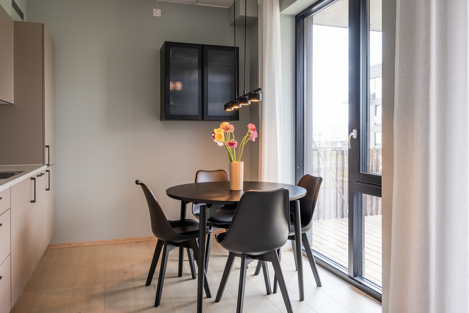 Stue og kjøkken er i åpen løsning, dog i hver sin del av arealet og med utforming som gir plass til spisesbord ved kjøkkenet. Galleribilde