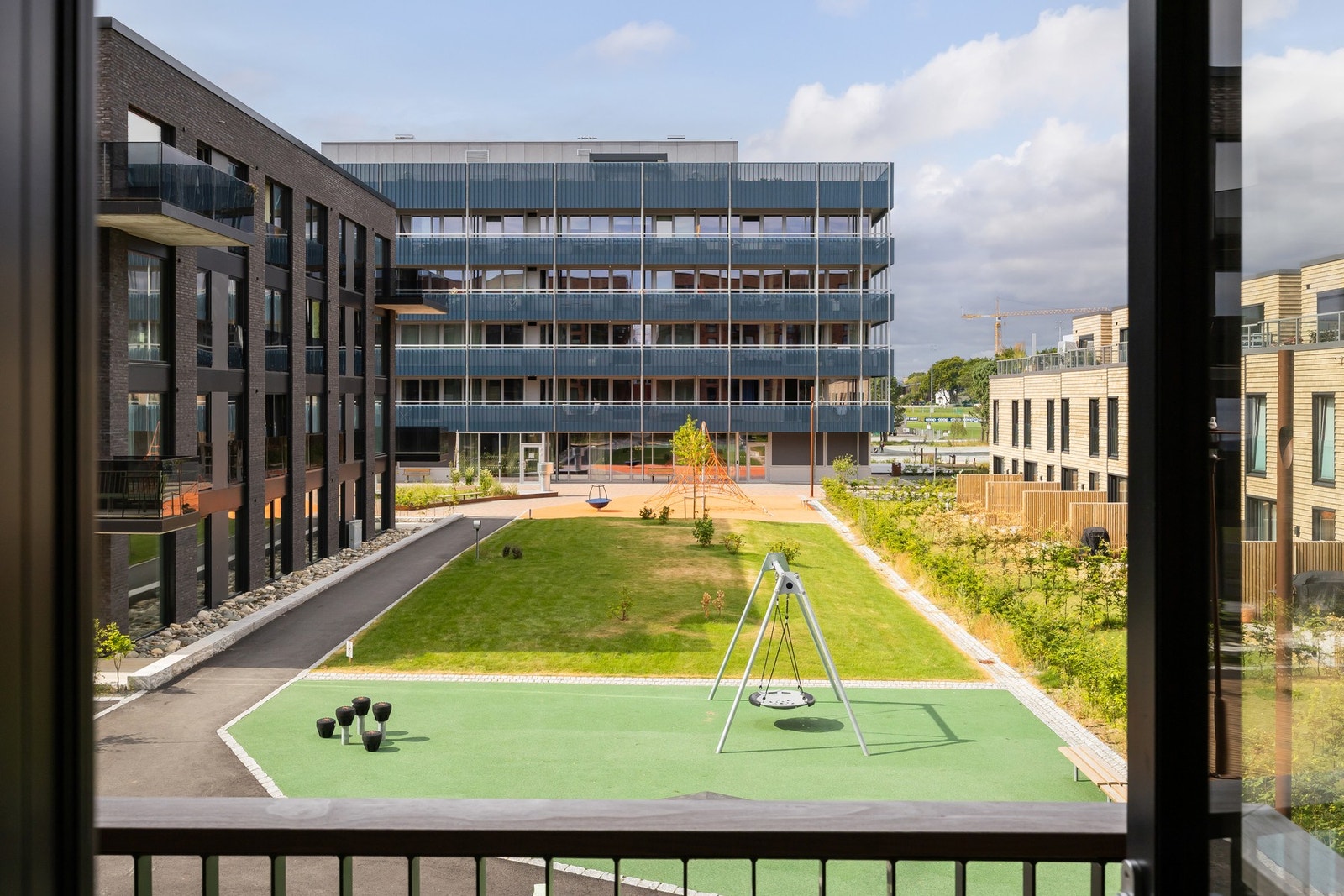 Rett over tunet er hovedbygget i sameiet med tilgang på plusskonseptet og fellesfasilitetene. Galleribilde