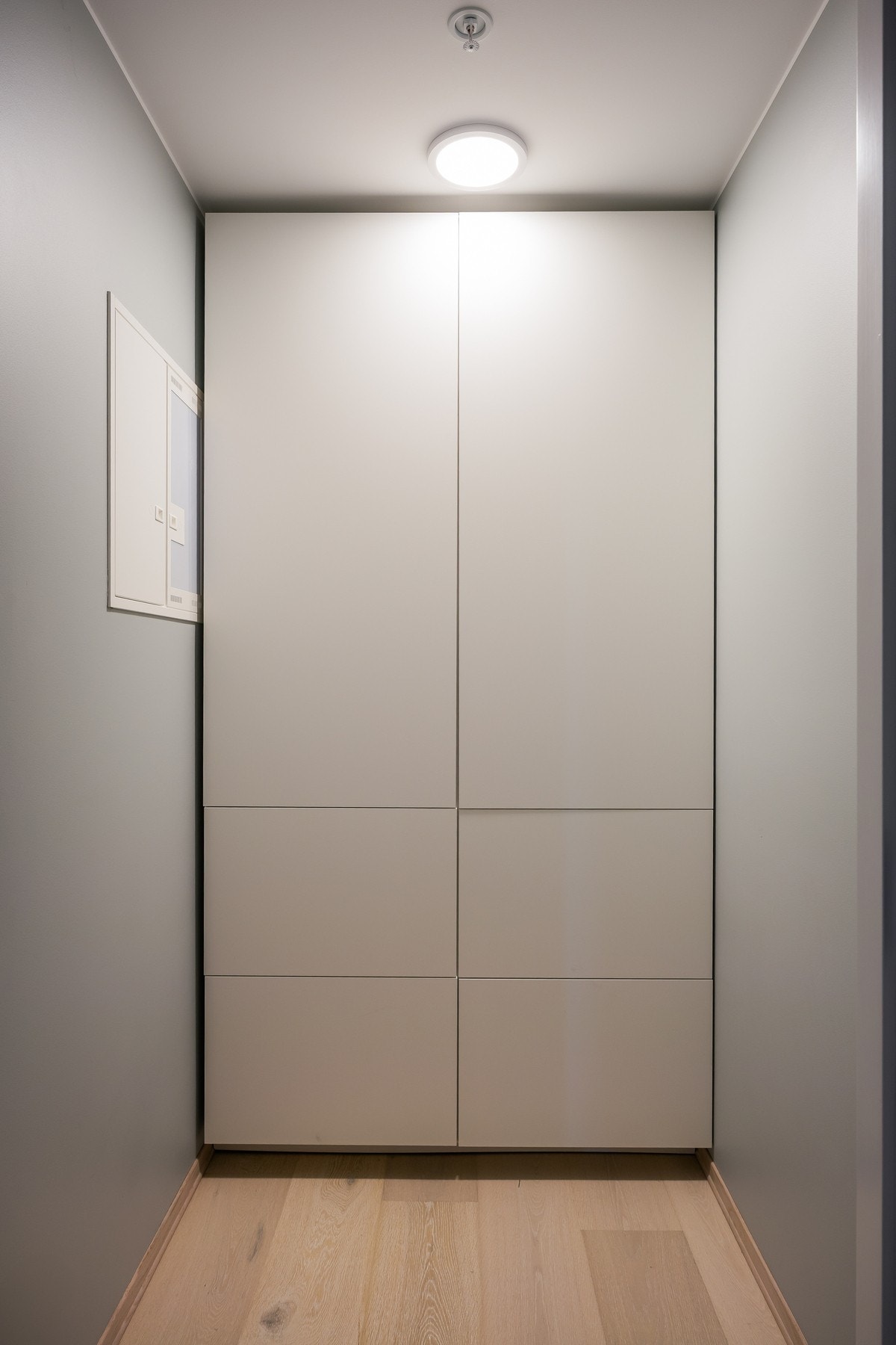 Innvendig bod vegg i vegg med badet med tilpasset lagringsskap. Galleribilde