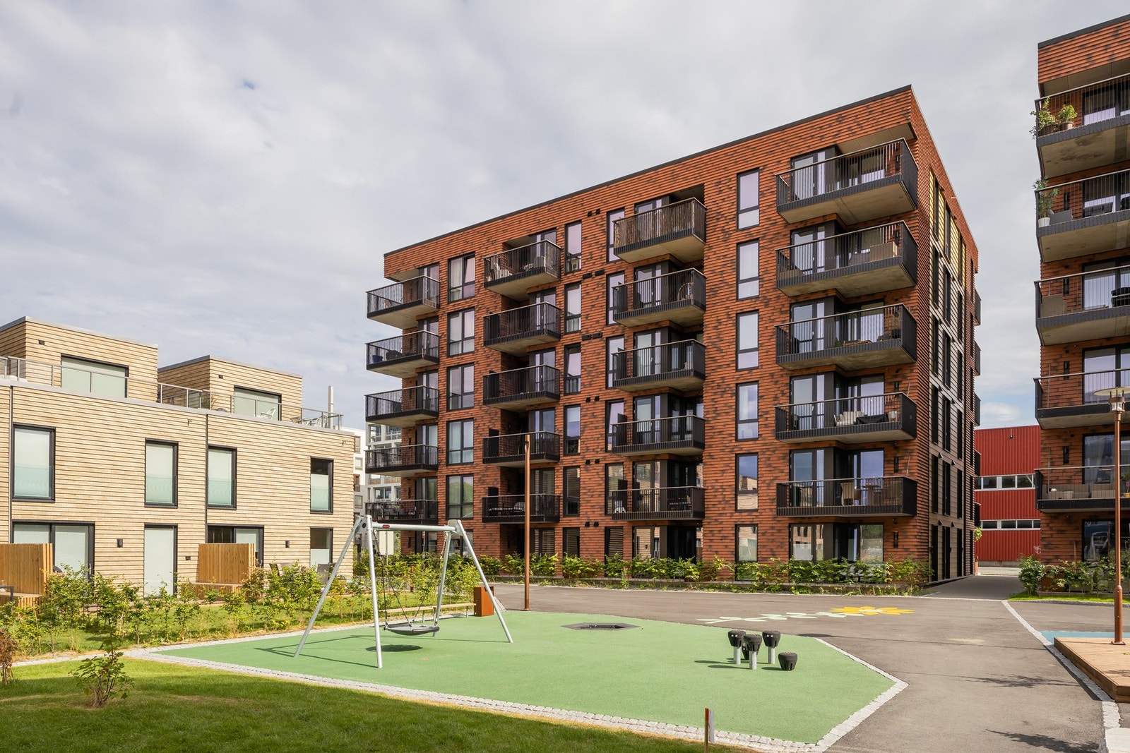 Bygget vender ut mot et rolig og pent opparbeidet tun som er tilgjengelig for sameiets beboere. Galleribilde