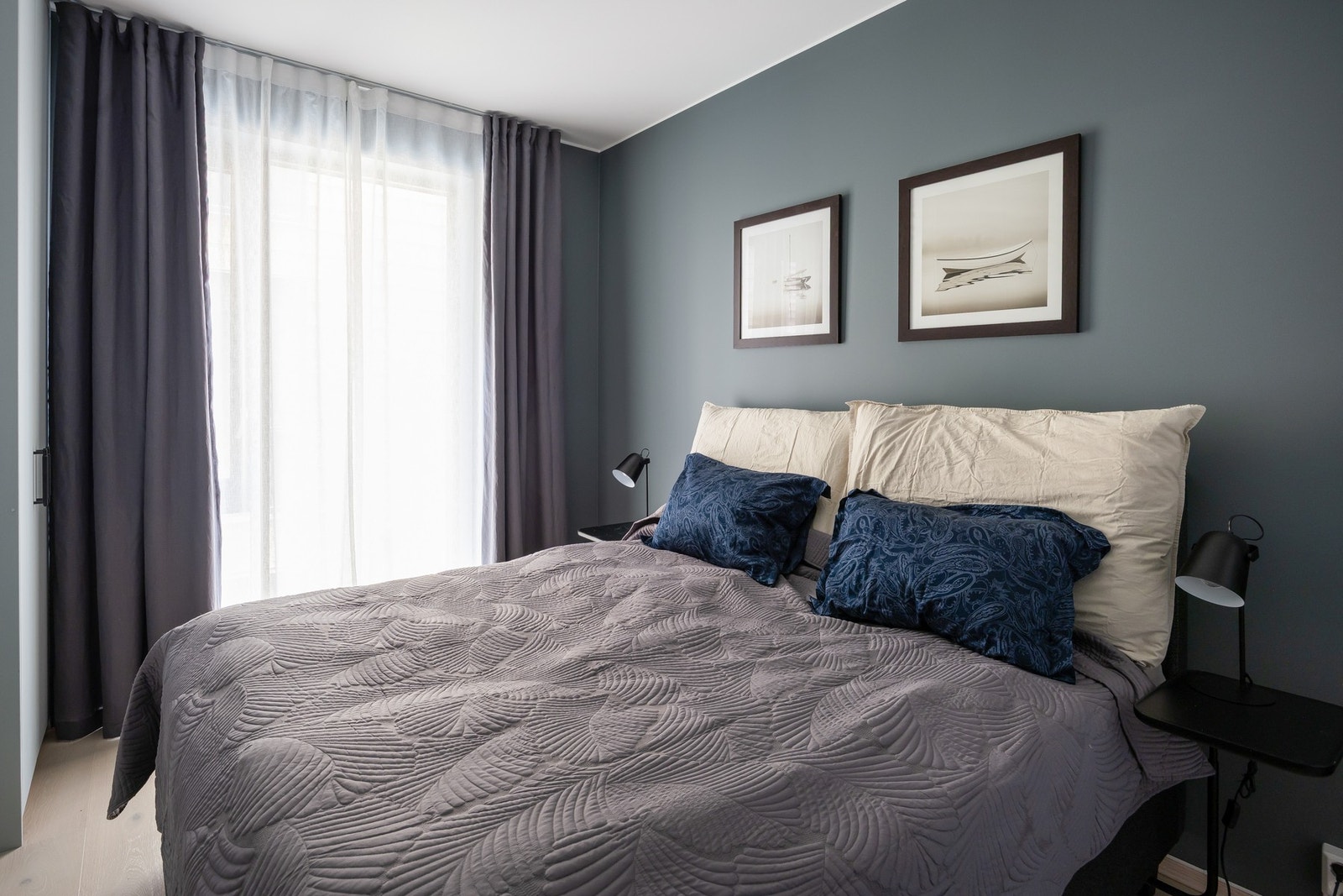 Romslig hovedsoverom på ca. 11,5 kvm i svale og skjermede omgivelser. Galleribilde