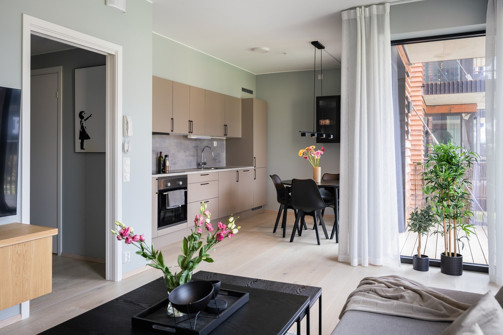 Stilrent preg med 1-stavs gulv og slette overflater. Nybygg-garanti i 5 år fra ferdigstillelse. Galleribilde