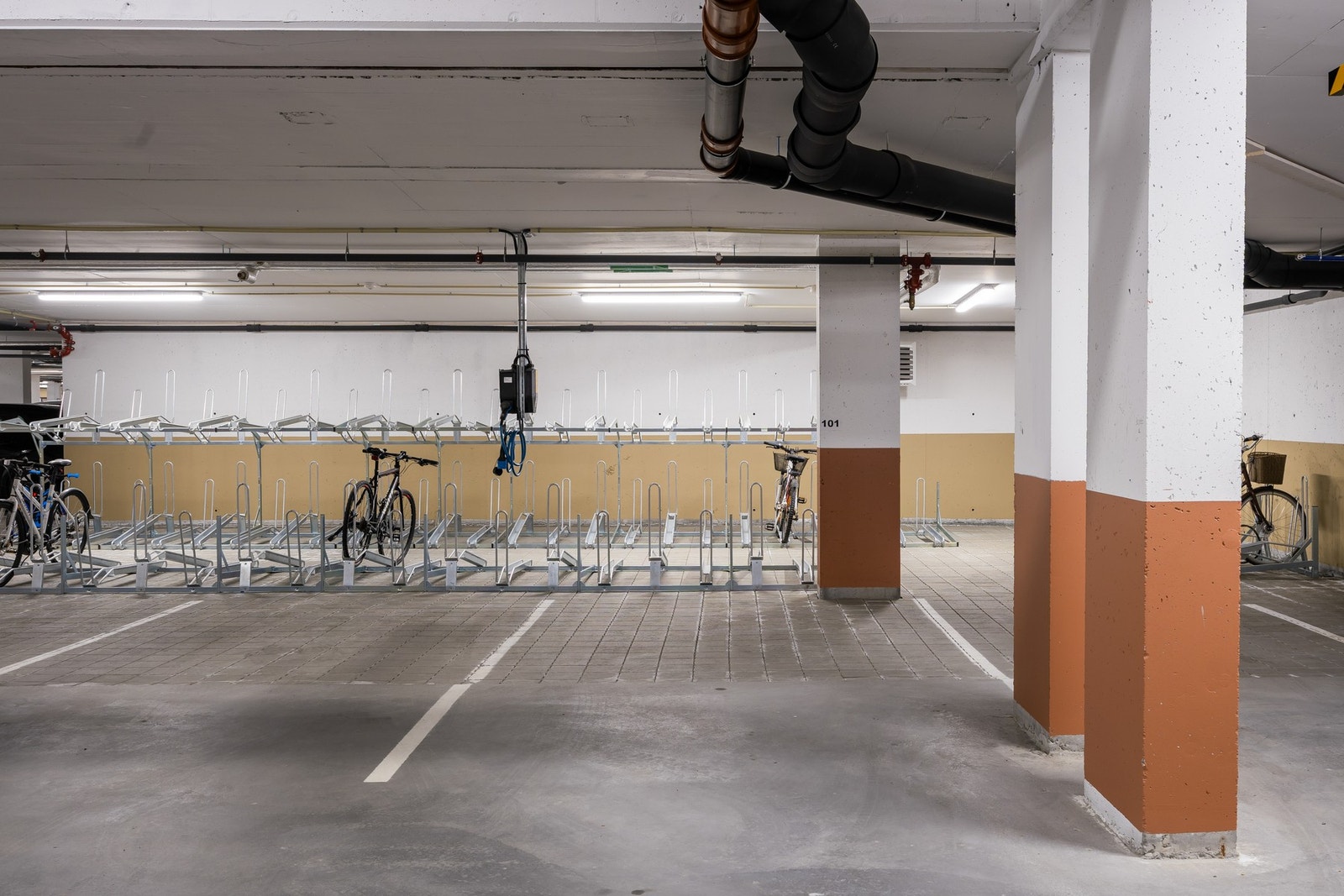 Mulighet for å kjøpe til fast plass i p-kjeller. Fpr øvrig er det ei privat bod á ca. 5 kvm som medfølger. Galleribilde