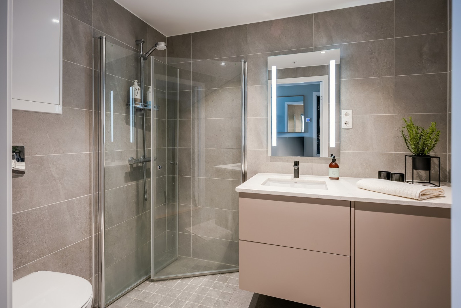 Vaskemaskin er innebygd og skjult av baderomsskap med touchfunksjon. Galleribilde