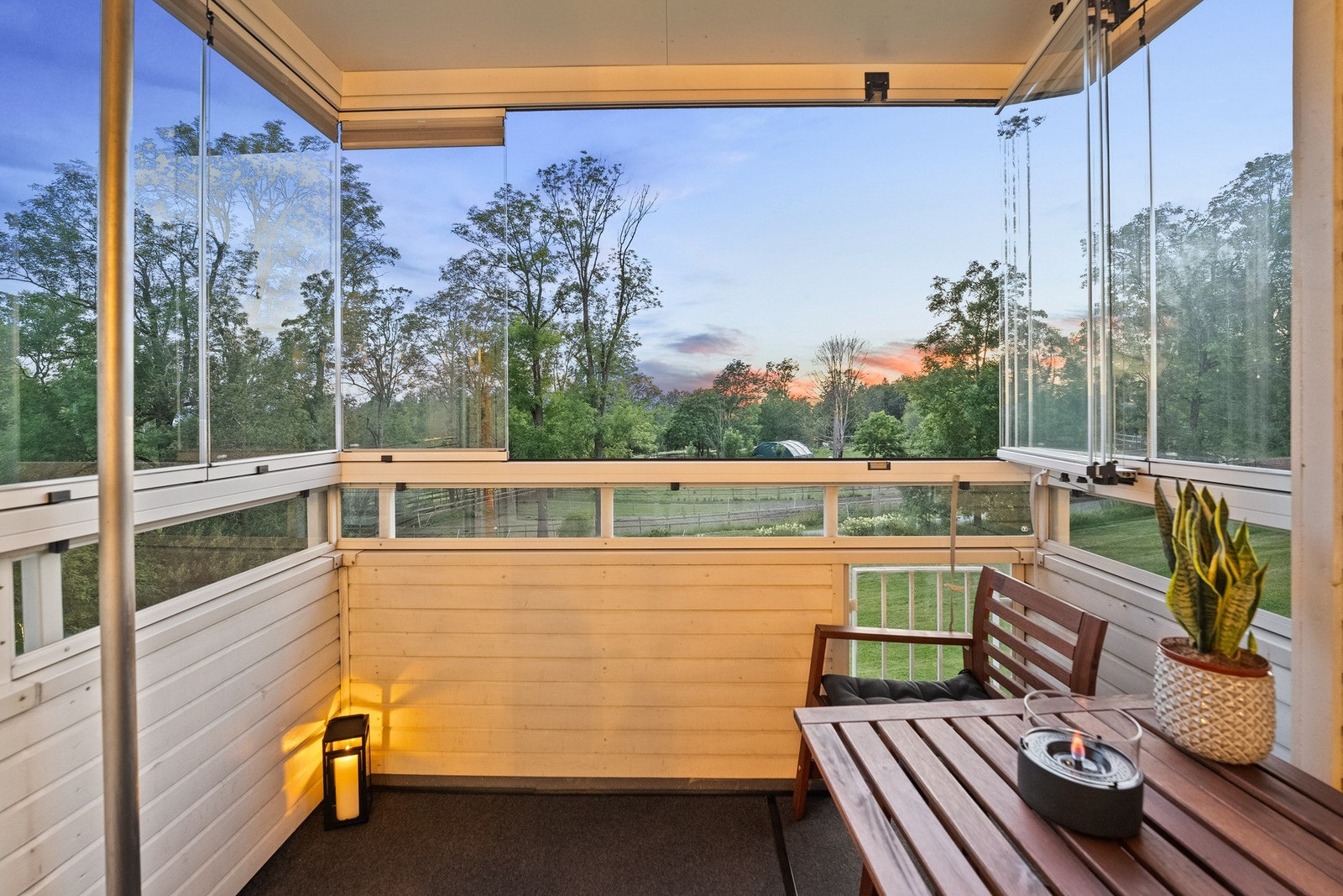 Den innglassede balkongen fungerer som et ekstra rom i hele året. Galleribilde