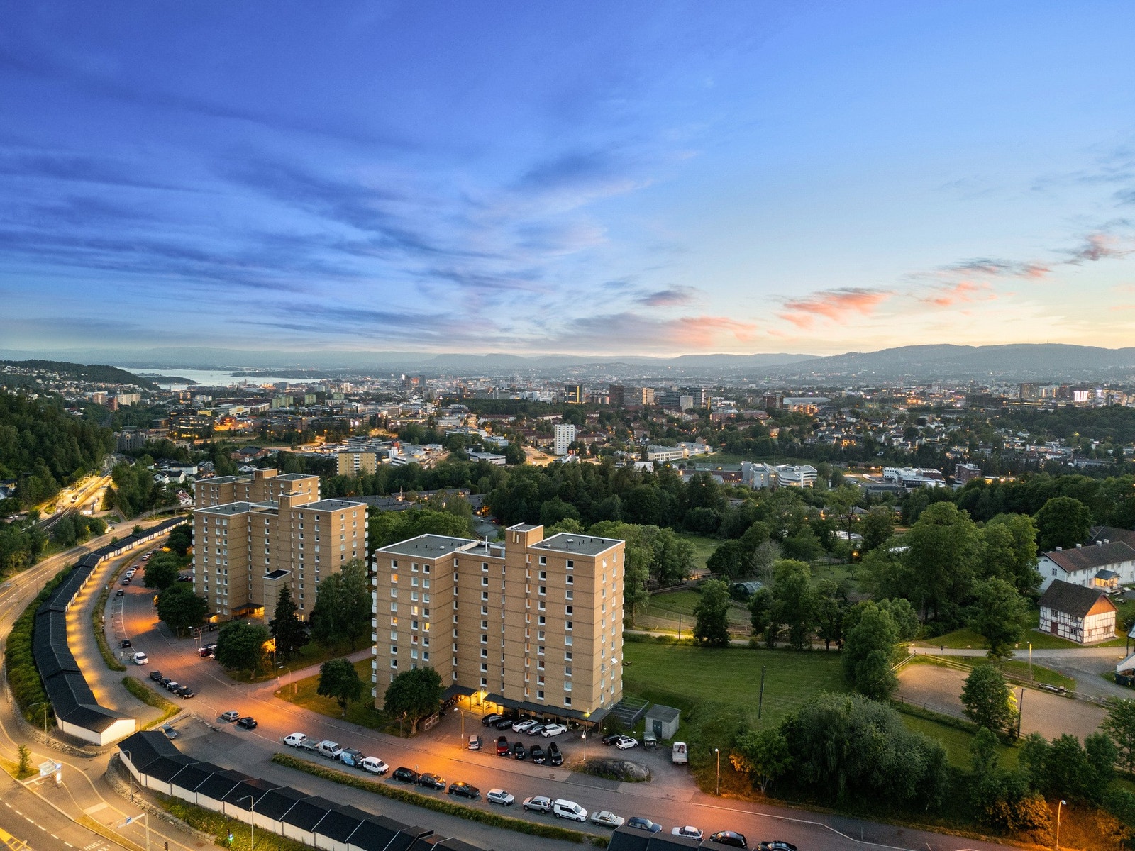 Panoramautsikt over byen! Her bor du med nærhet til marka og byens puls. Galleribilde