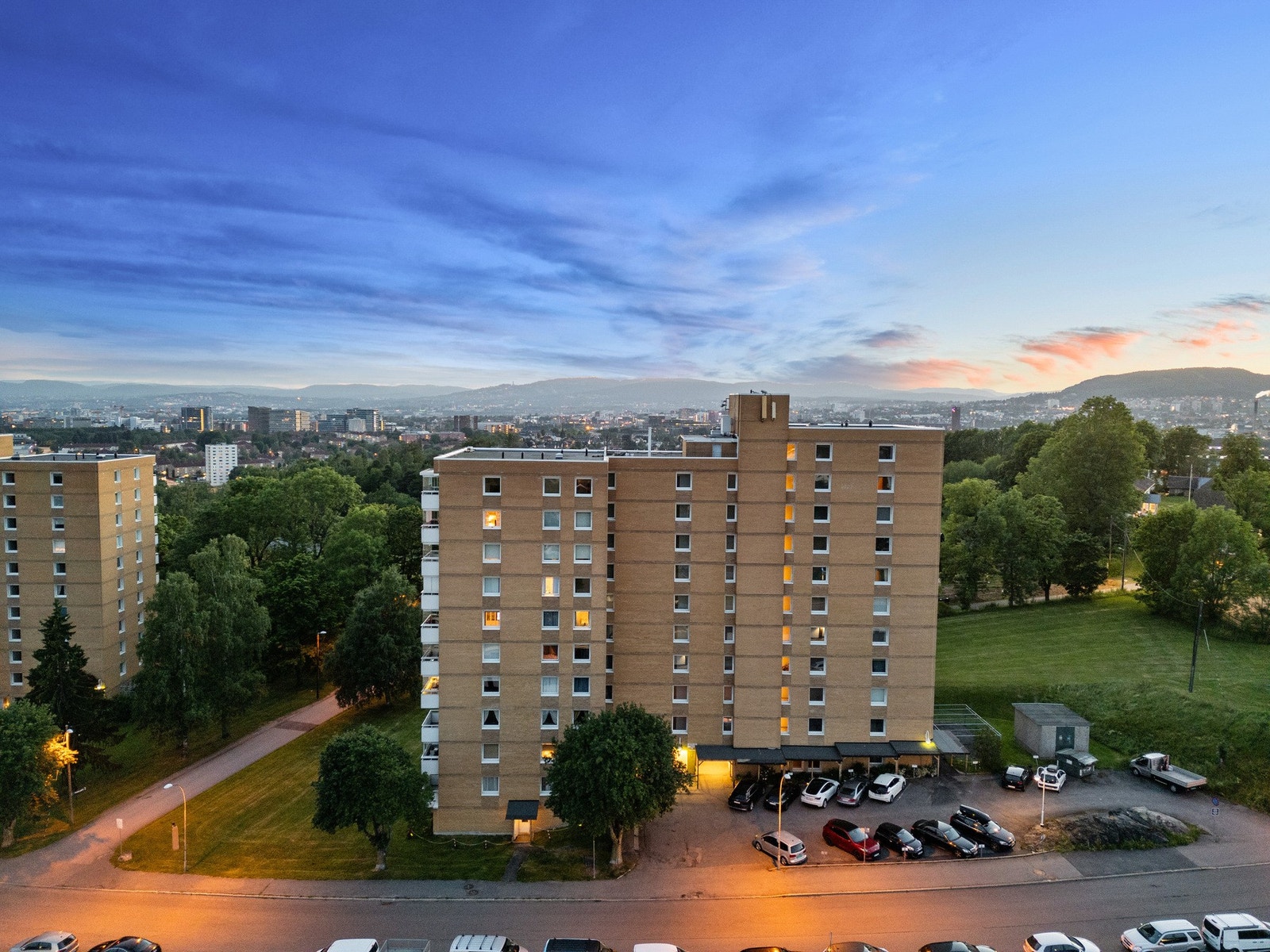 Bygget er omkranset av parker, lekeplasser og romslige fellesområder. Galleribilde