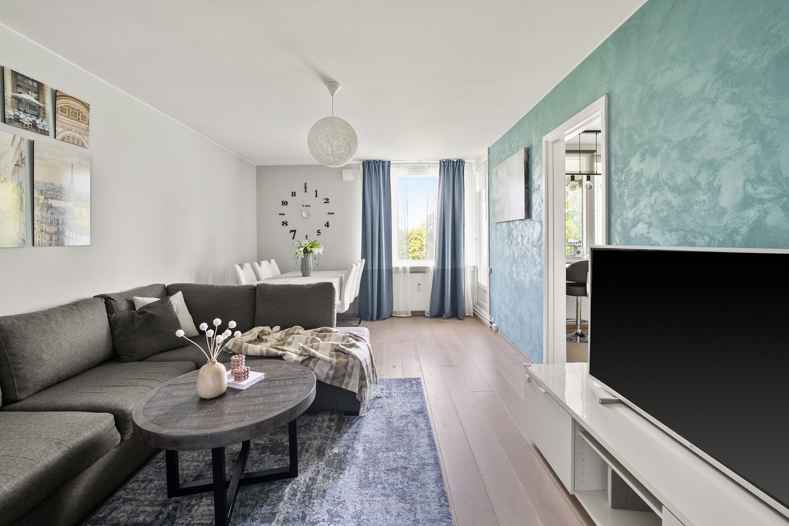 Lys og trivelig stue med god takhøyde. Galleribilde