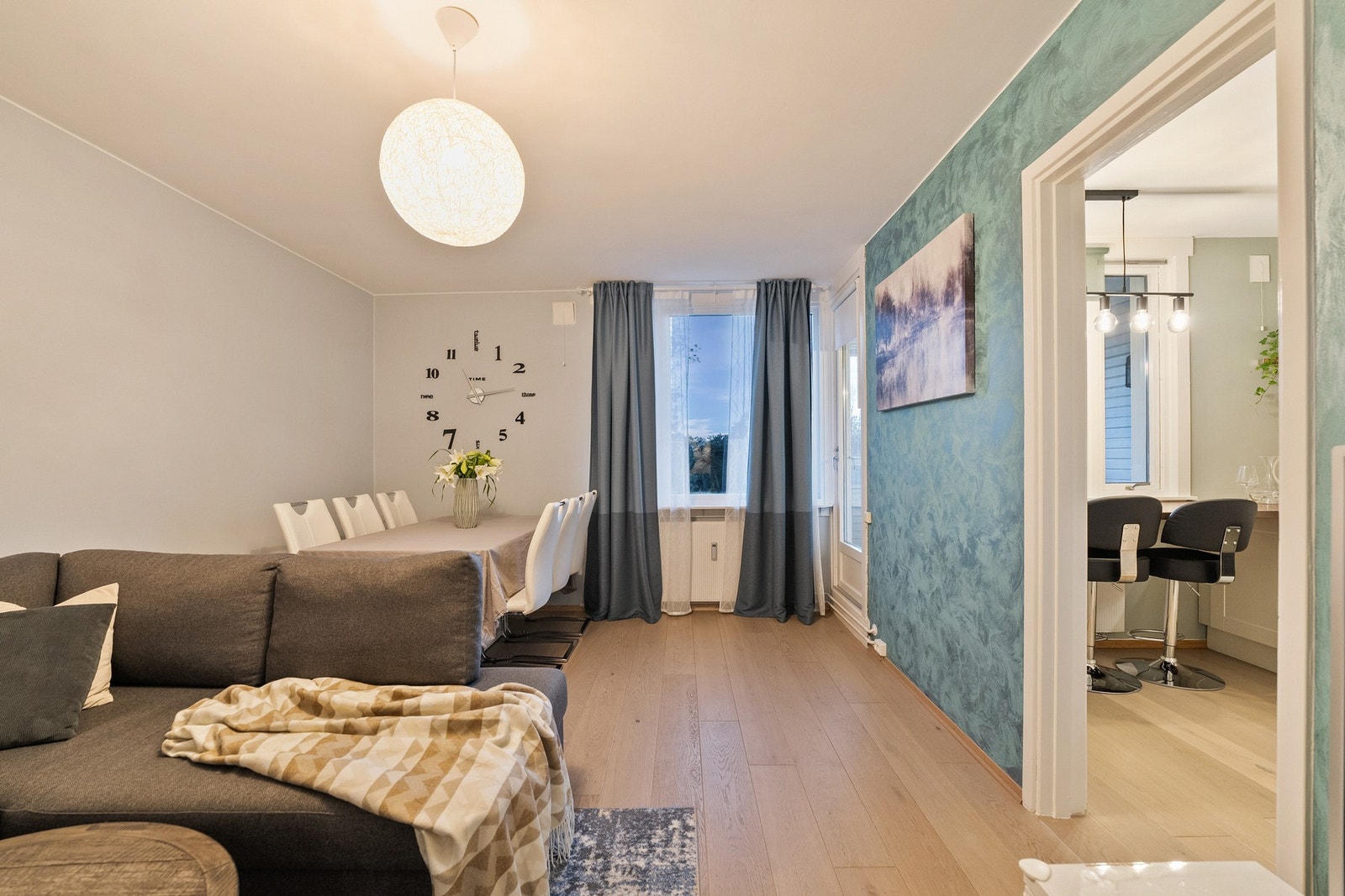 Stuen har en naturlig flyt mot kjøkkenet - en praktisk løsning for både hverdag og gjester. Galleribilde