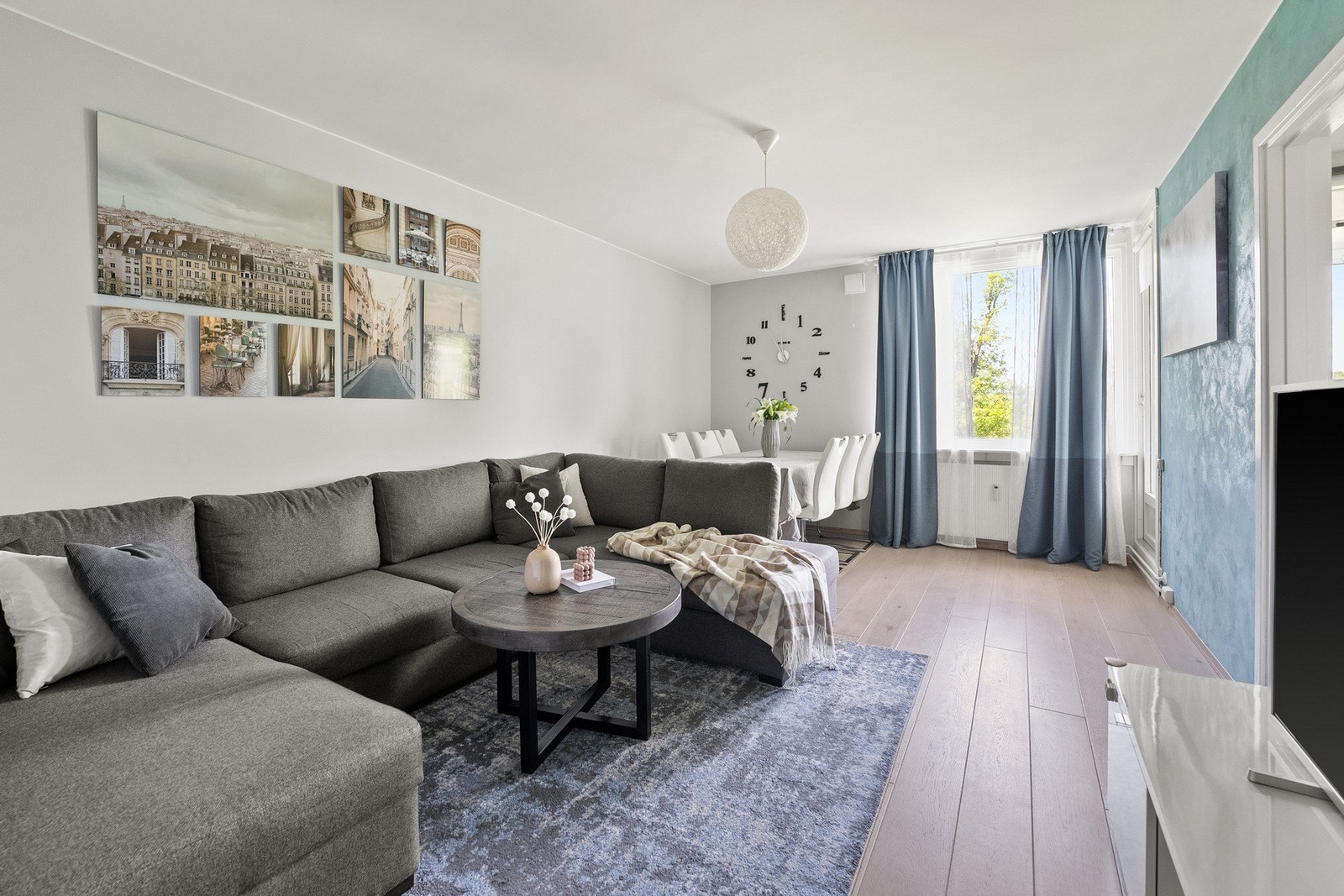 Her er det rikelig med plass til både sofagruppe og spisebord. Galleribilde