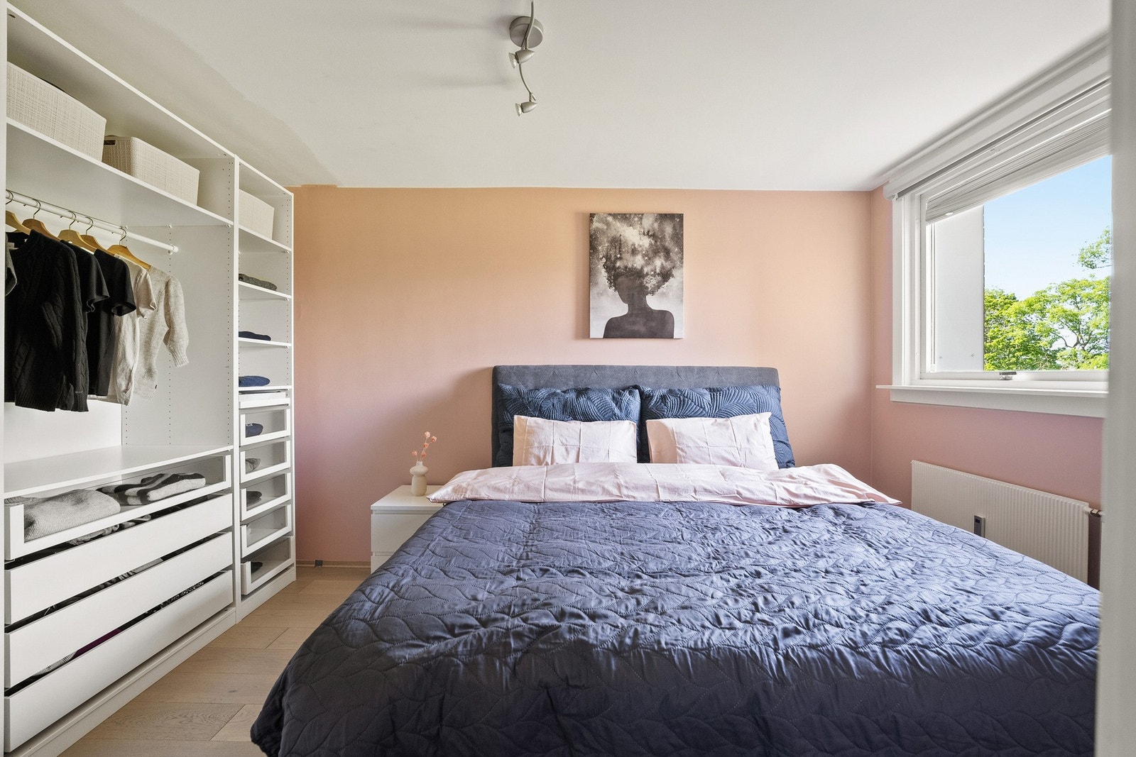 Soverommet byr på en lun og behagelig atmosfære. Store vindusflater slipper inn mye naturlig lys. Galleribilde