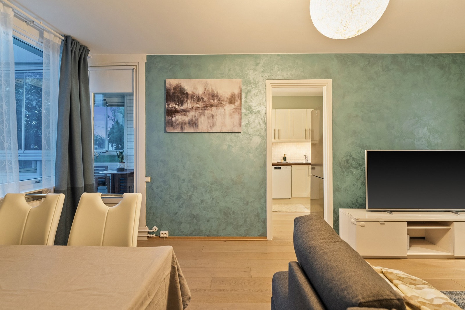 Fra spiseplassen er det direkte tilgang til både kjøkken og innglasset balkong. Galleribilde