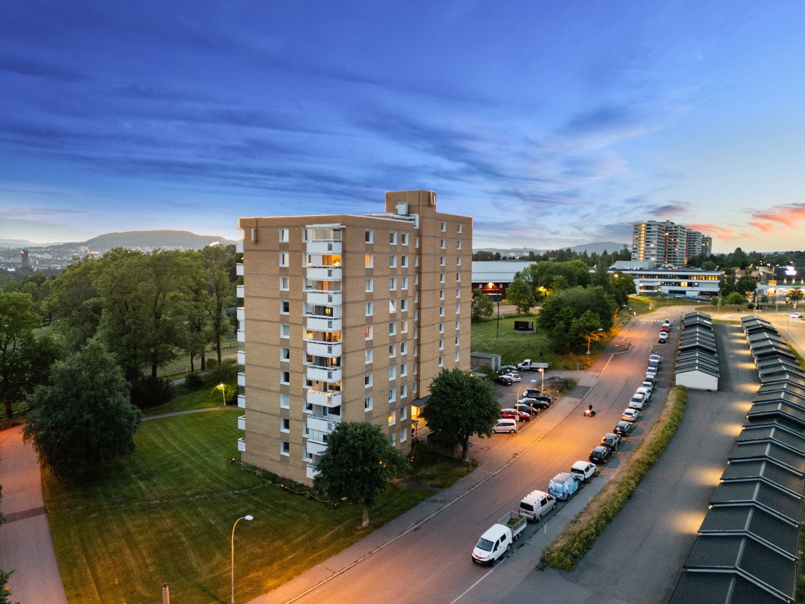 Med heis, felles takterrasse og inngang fra rolige, grønne omgivelser byr bygget på både komfort og trivsel. Galleribilde