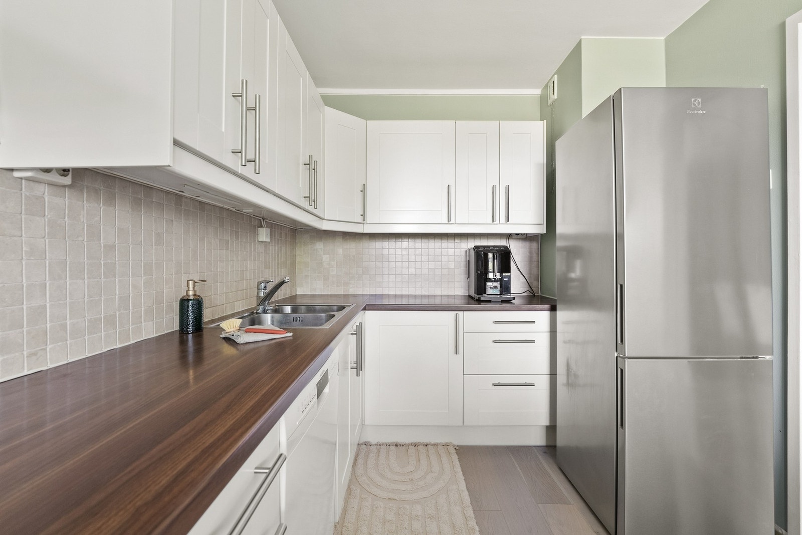 Kjøkkenet har godt med benkeflate og fremstår ryddig og effektivt. Galleribilde