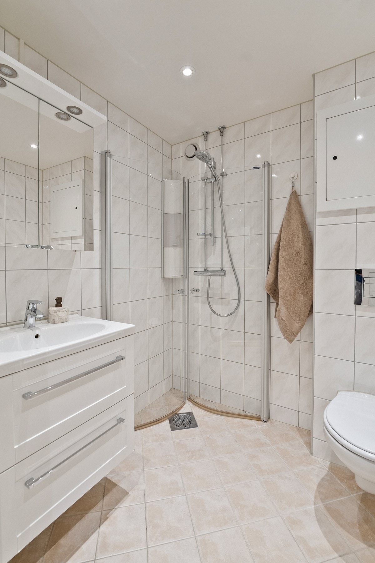 Badet har elektrisk gulvvarme, downlights og ventilasjon - alt i god teknisk stand (TG1). Galleribilde