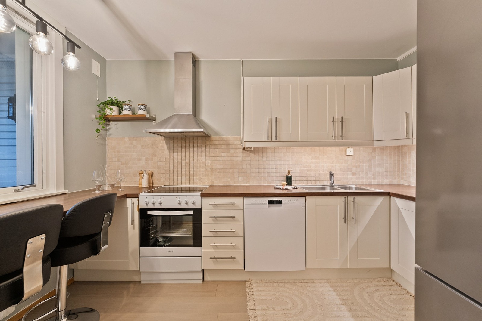 Kjøkkenet skinner også på kveldstid, med lun belysning og innbydende atmosfære. Galleribilde