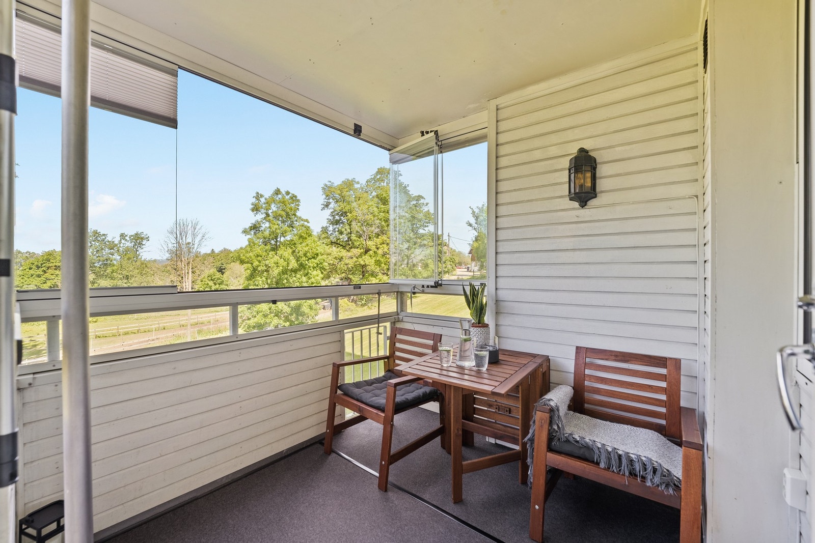 Med vinduer som kan åpnes etter ønske, byr balkongen på lys og luft samtidig som du er skjermet for vær og vind. Galleribilde