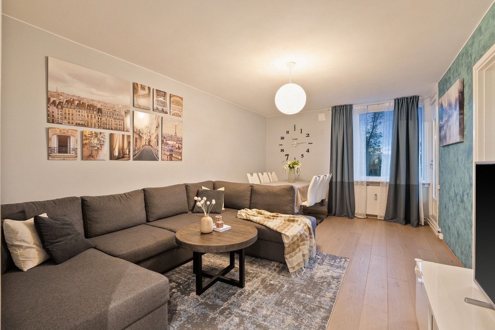 Stemningsfull stue på kveldstid - perfekt for hyggelige kvelder hjemme. Galleribilde