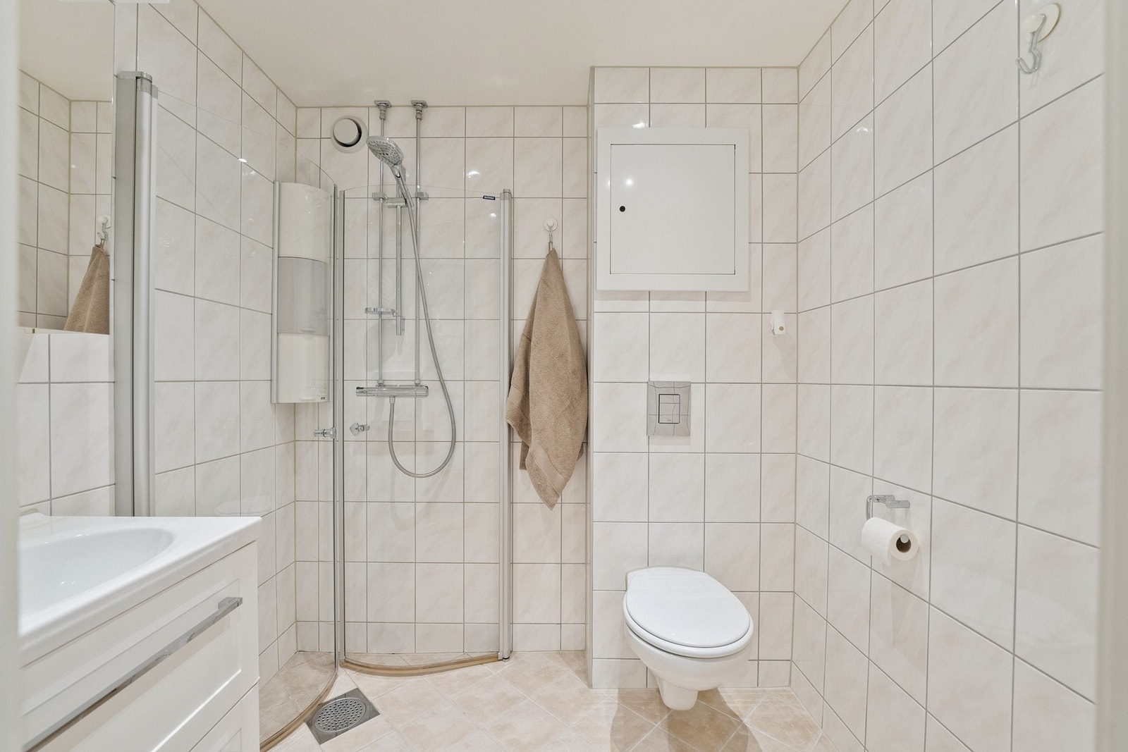 Flislagt og delikat bad, oppgradert i regi av borettslaget i 2016. Galleribilde