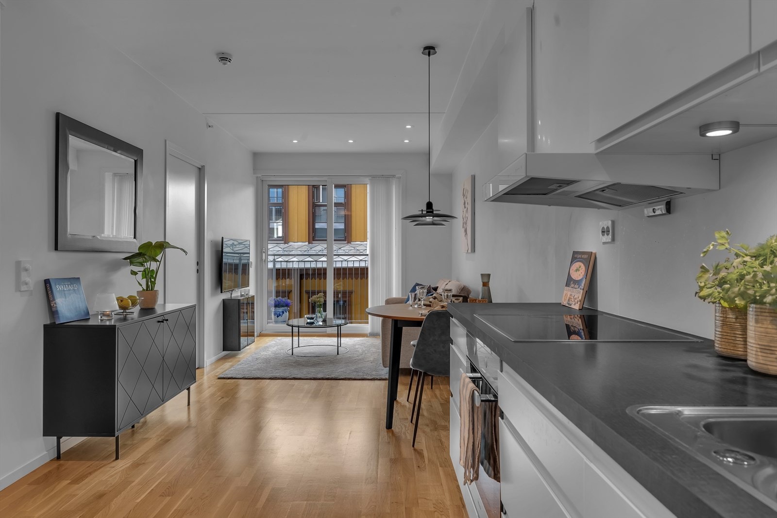 Åpen løsning mellom stue og kjøkken Galleribilde