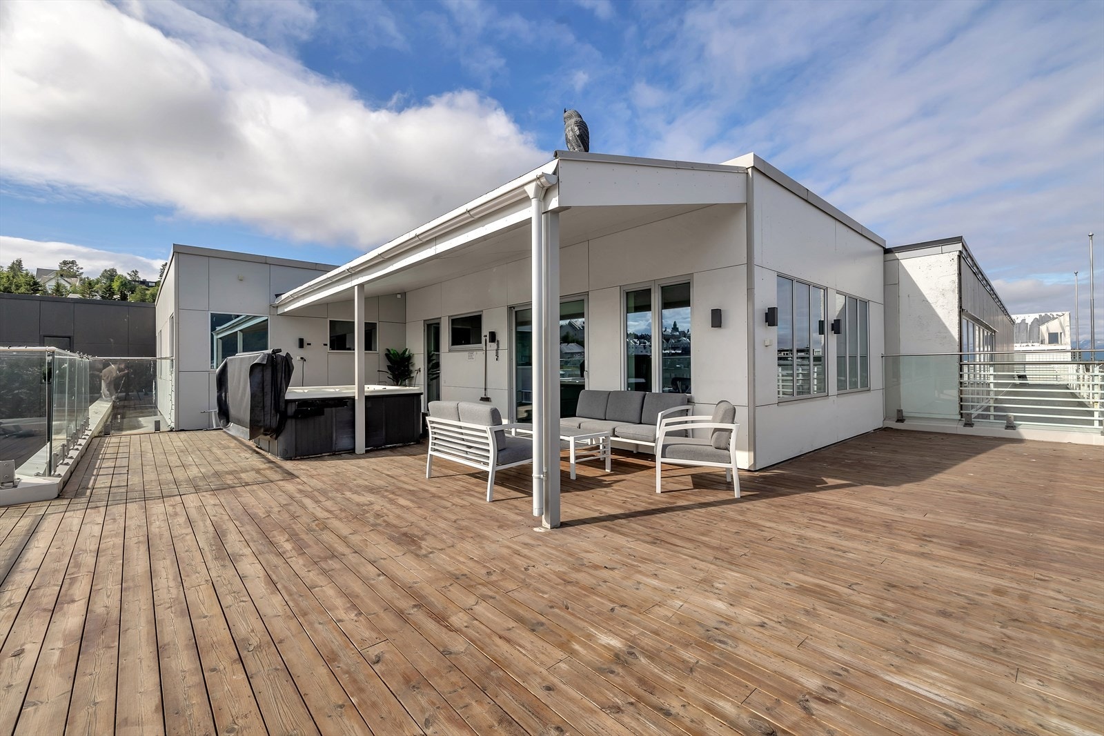 Solrik takterrasse hvor gode solforhold kan nytes Galleribilde