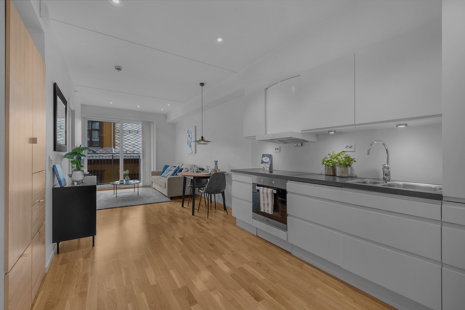 Kjøkken med god skap- og benkeplass Galleribilde