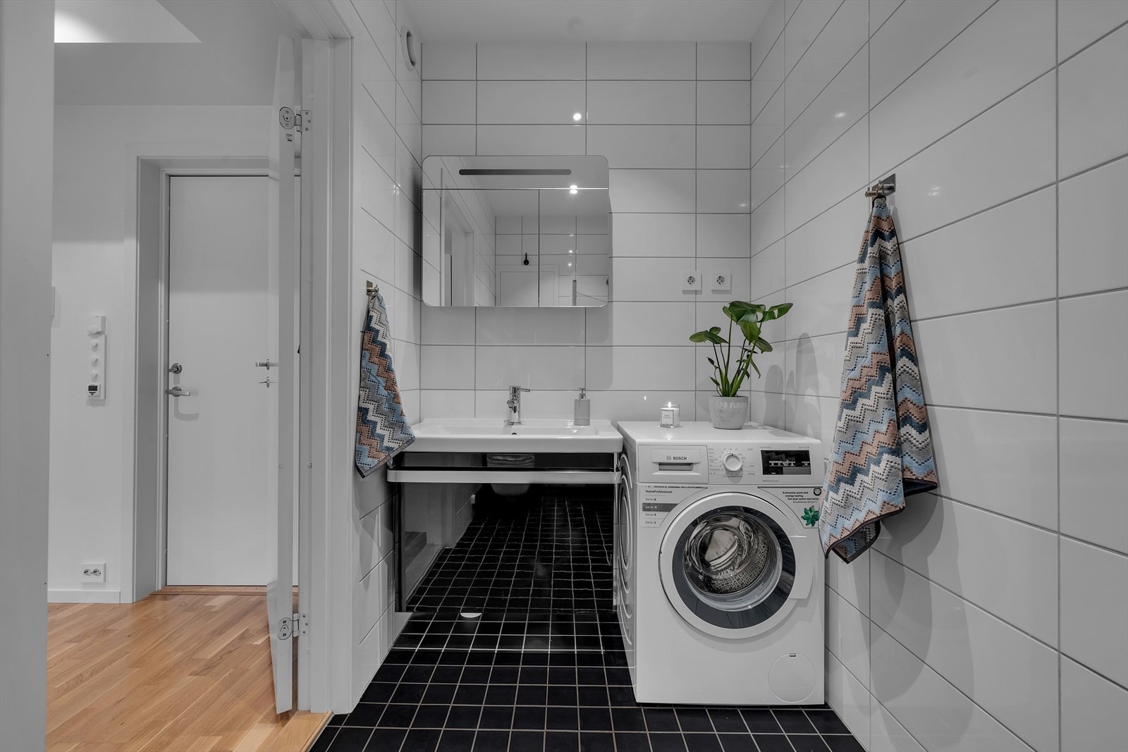 Pent flislagt bad med varme i gulv Galleribilde