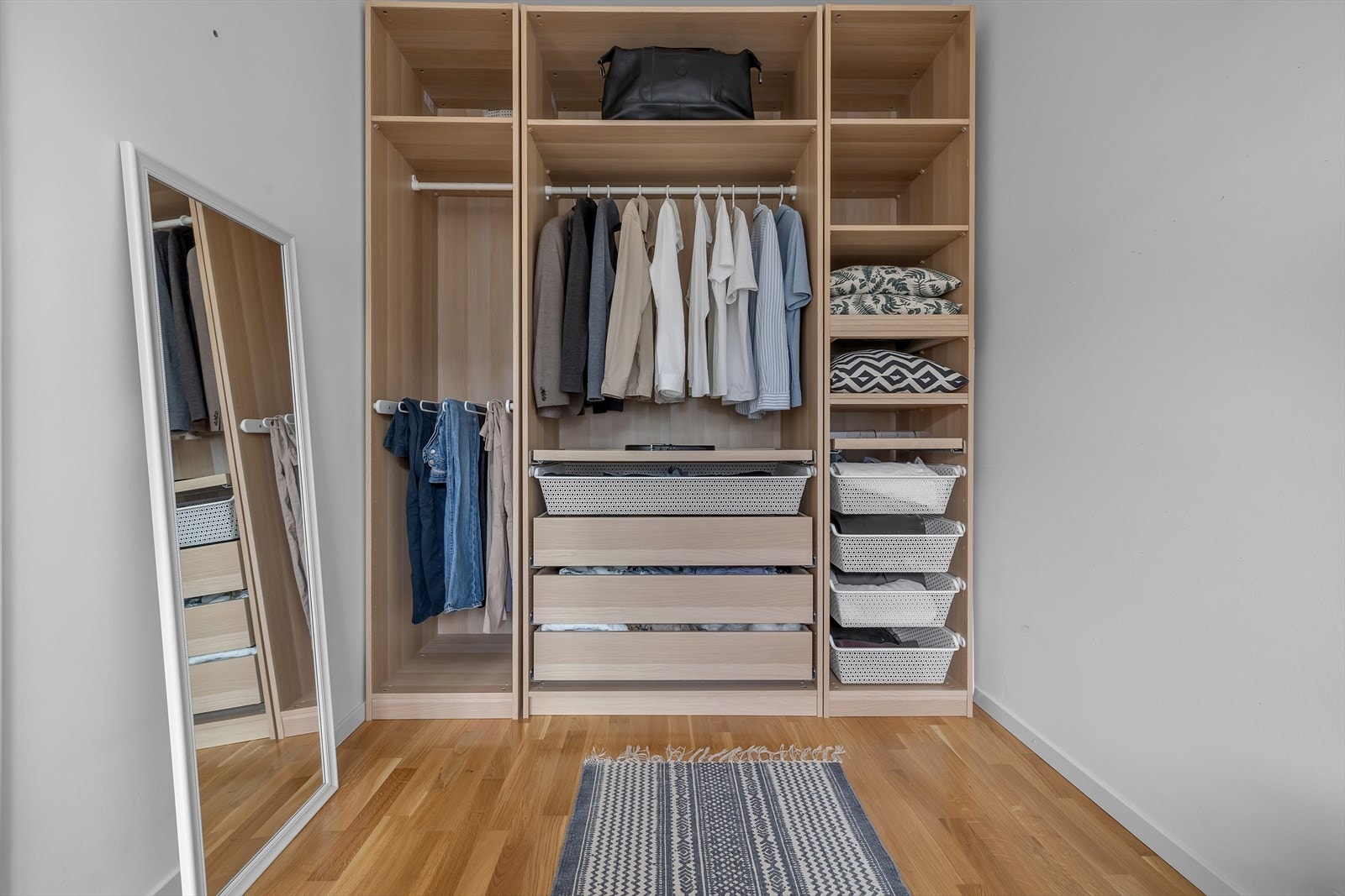 God oppbevaringsplass i garderobeskap Galleribilde