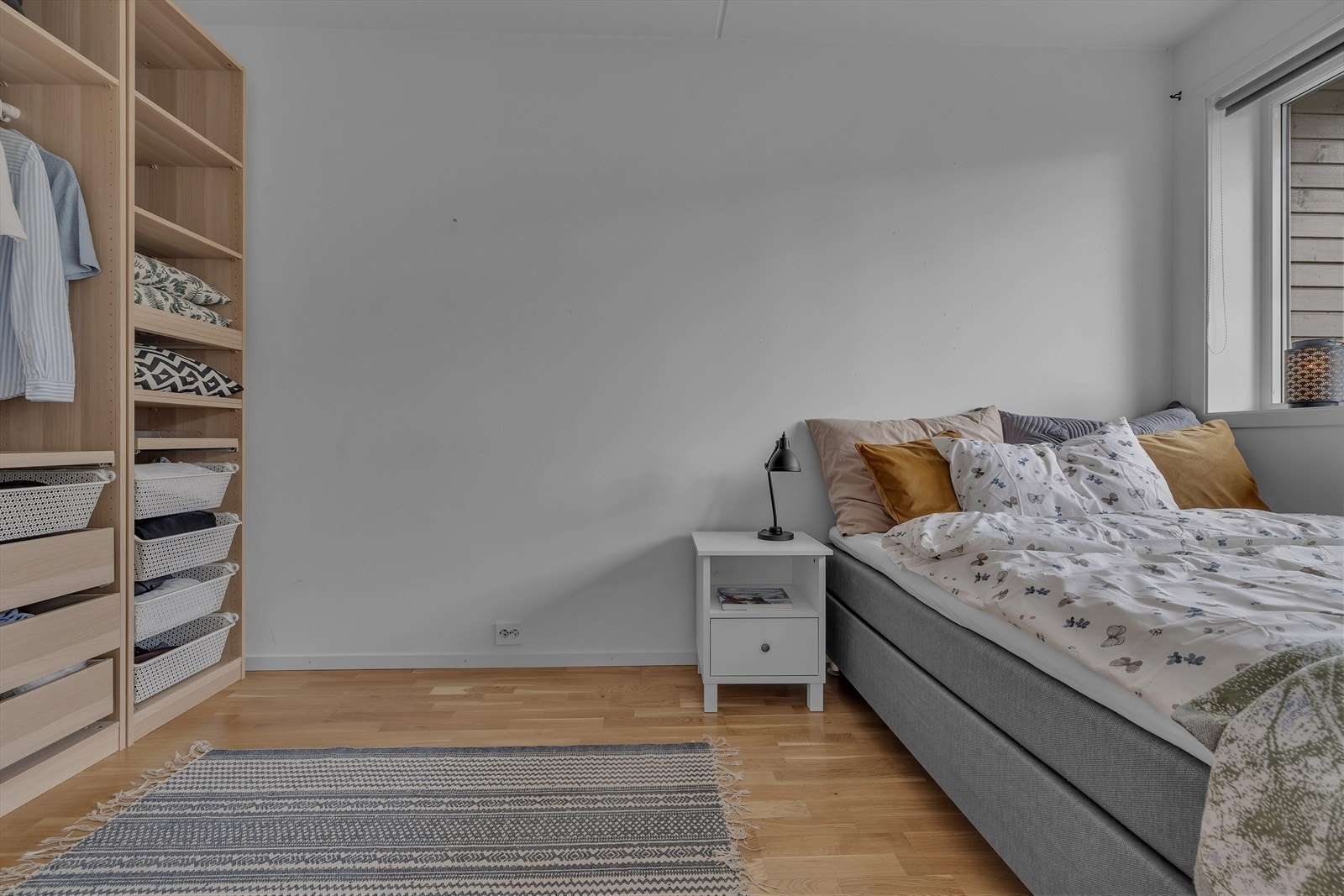 Romslig soverom med god plass til dobbeltseng Galleribilde