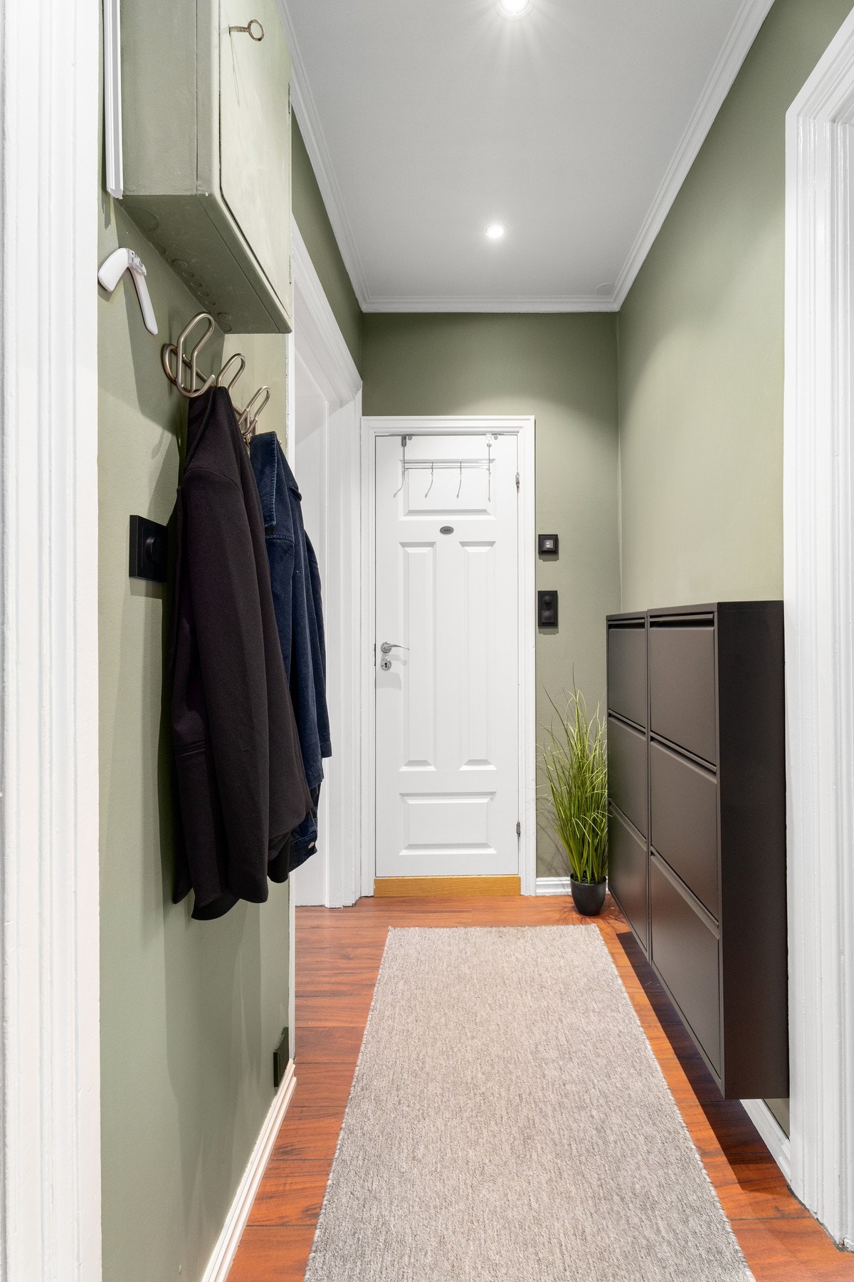 En lys entré ønsker deg velkommen. I gangen er det rom for smarte oppbevaringsløsninger. Galleribilde