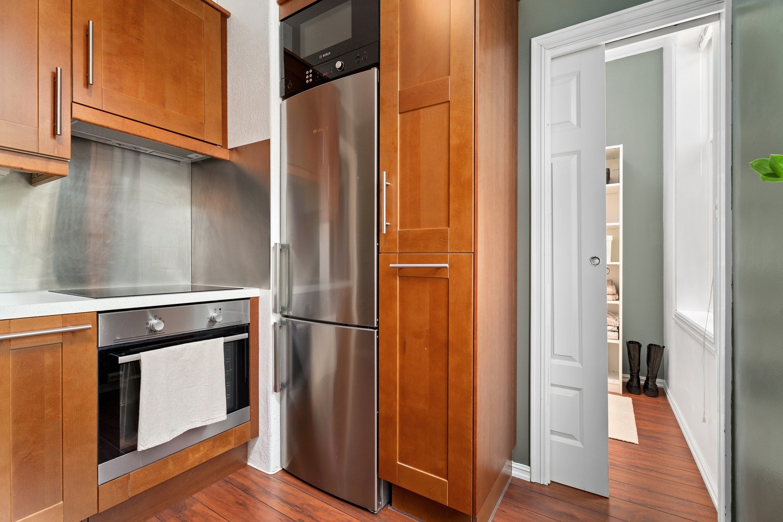 Utstyrslisten inneholder mellom annet integrert oppvaskmaskin, stekeovn og platetopp. Galleribilde