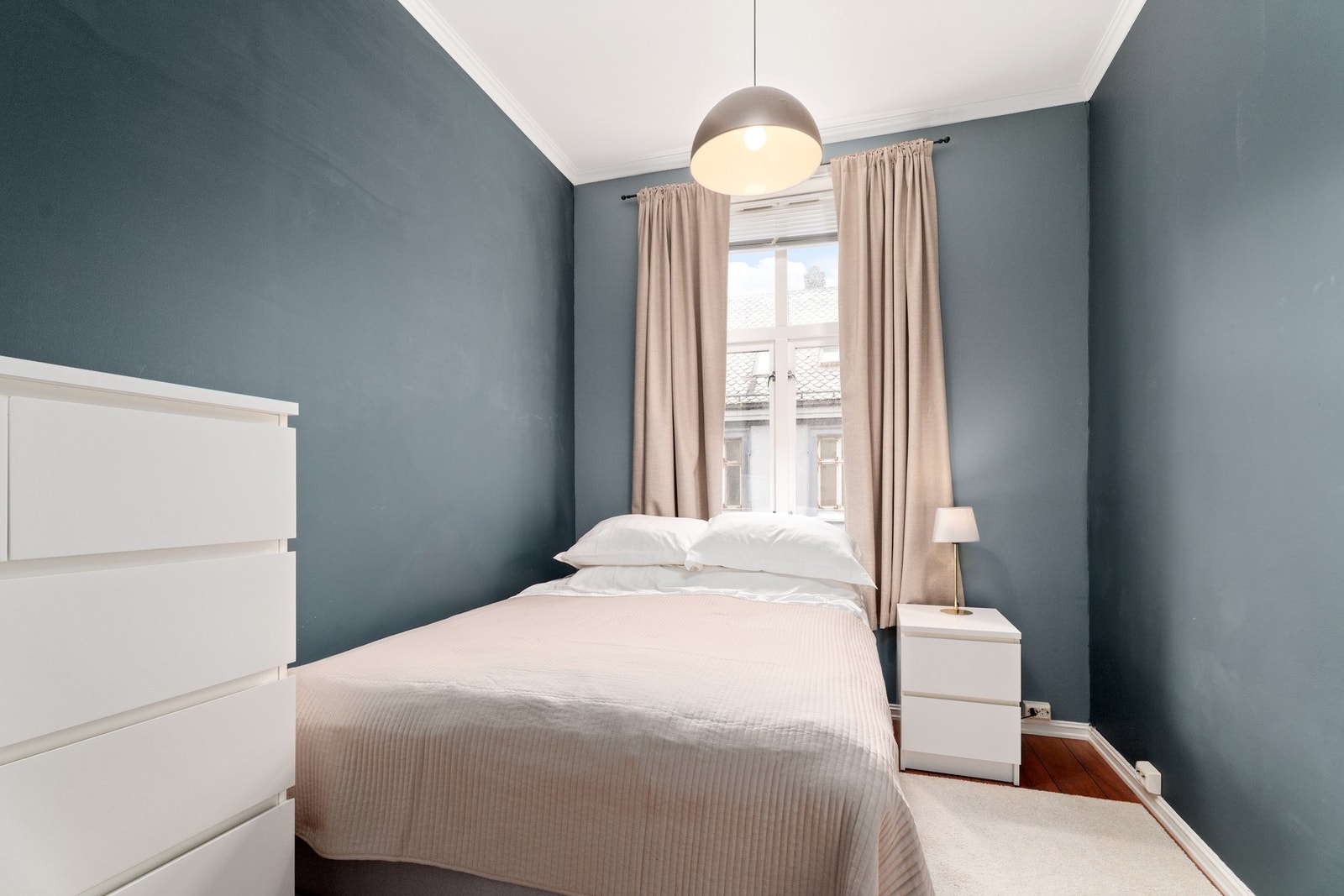 Soverommet er romslig med plass til seng av ønsket størrelse, samt tilhørende nattbord. Galleribilde