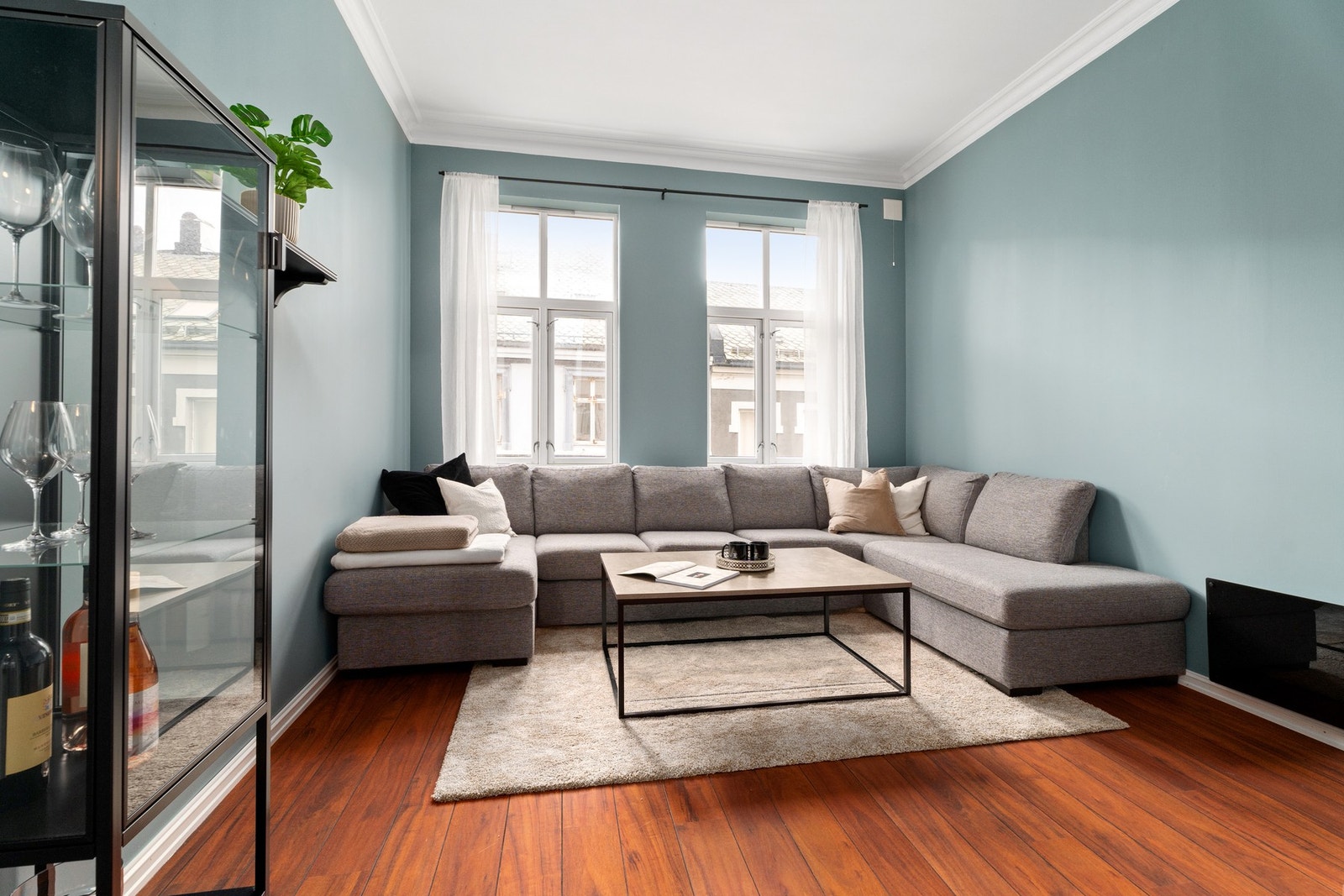 Stuen skilter med høy himling i ekte jugendstil og store vindusflater, noe som bidrar til god romfølelse. Takhøyden er rett under 3 meter. Galleribilde