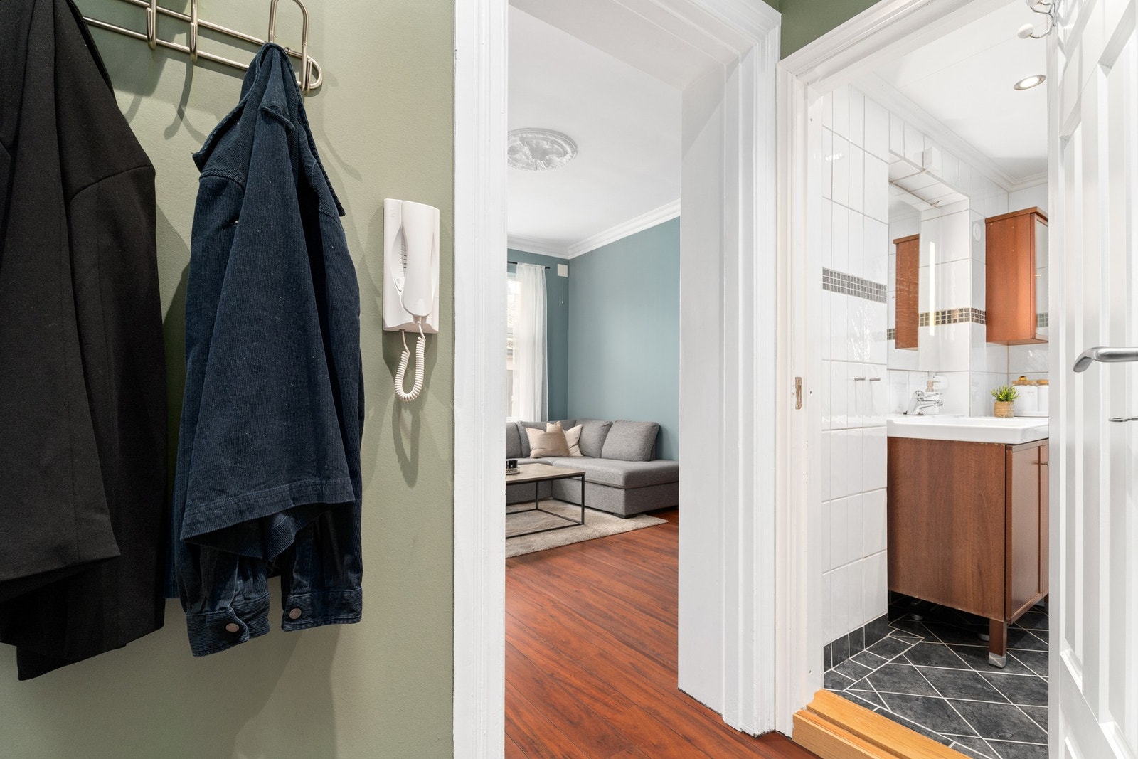 Leiligheten er på 46 kvadratmeter og har en enkel, oversiktlig planløsning. Med porttelefon kan gjestene lett slippes inn. Galleribilde